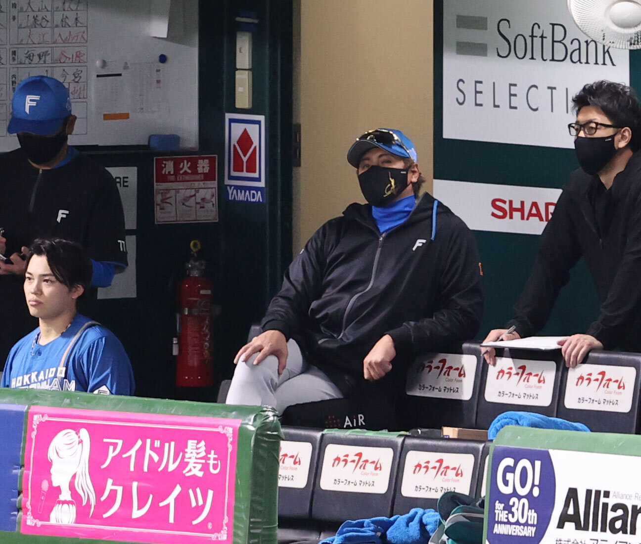 ソフトバンク対日本ハム　ベンチから戦況を見守る日本ハム新庄剛志監督（撮影・梅根麻紀）
