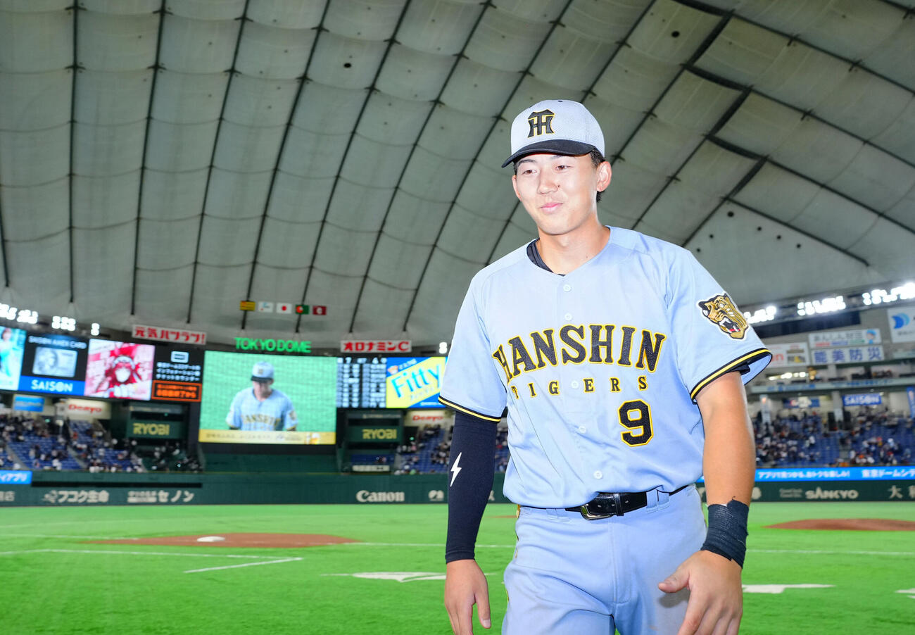 巨人対阪神　巨人に勝利しヒーローの阪神立石正広はファンの声援に応え引き揚げる（撮影・垰建太）