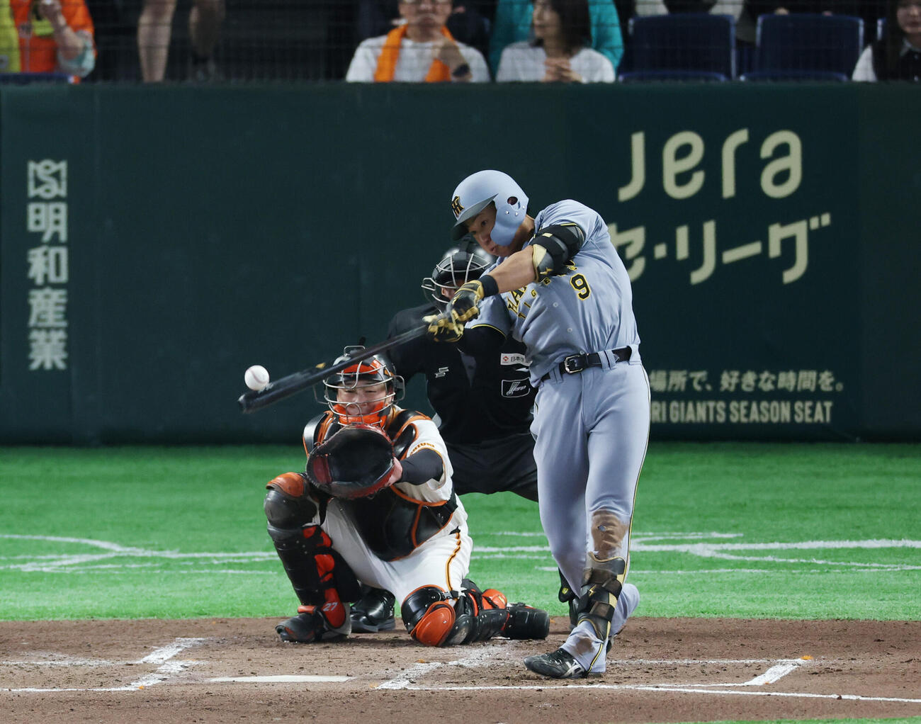 巨人対阪神　3回表阪神無死、安打を放つ立石正広（撮影・増田悦実）