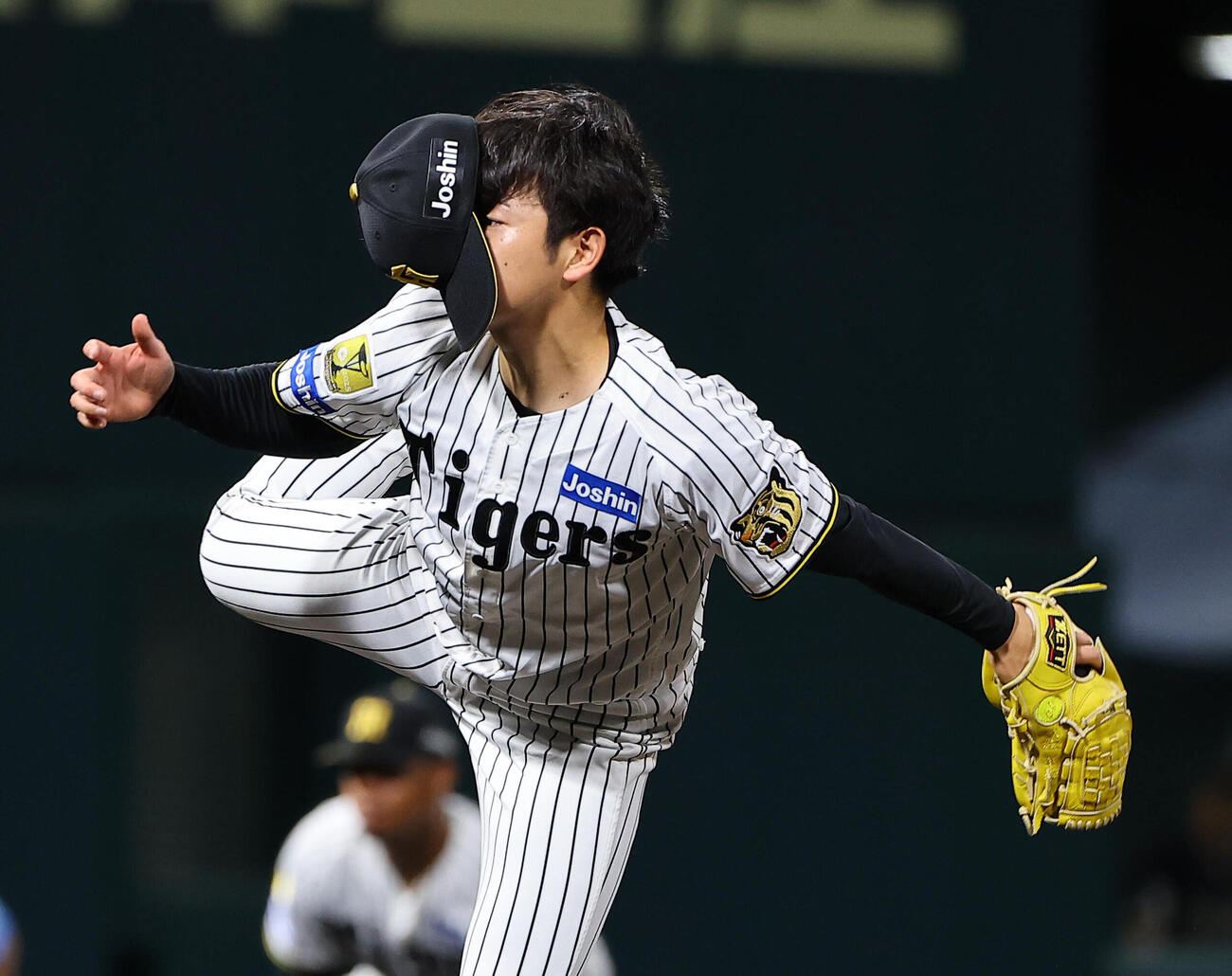 阪神対オリックス　帽子を飛ばしながら力投する阪神3番手の下村海翔（撮影・上田博志）