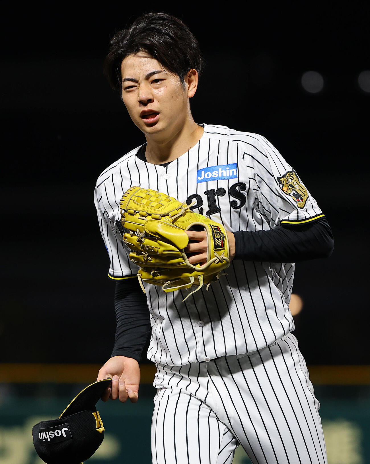 阪神対オリックス　1イニング1失点でベンチに引き揚げる下村海翔（撮影・上田博志）
