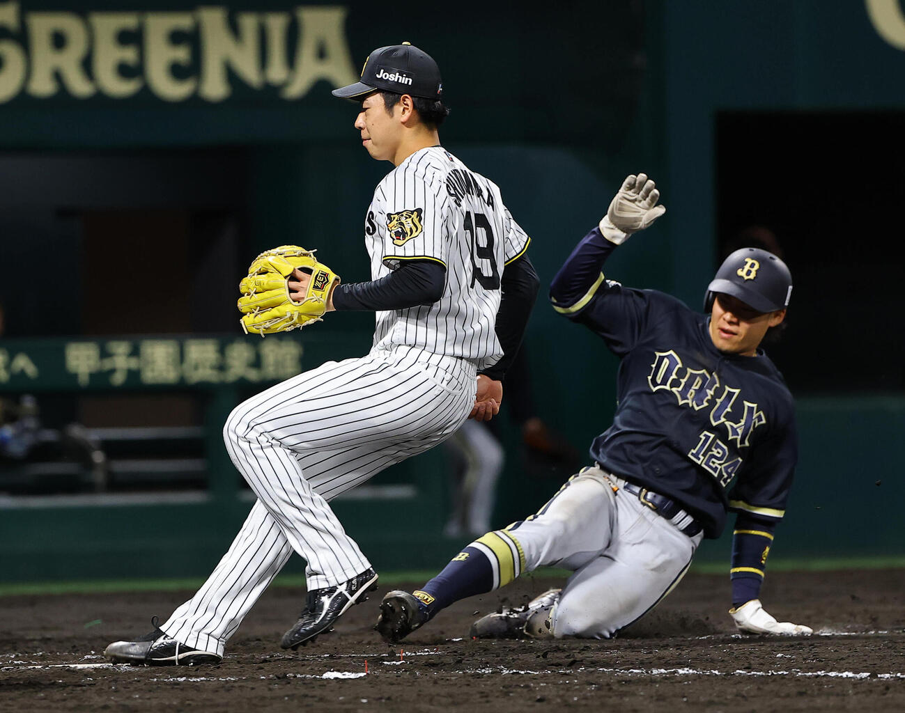阪神対オリックス　8回表オリックス1死満塁、下村海翔（左）は暴投で遠藤成の生還を許す（撮影・上田博志）
