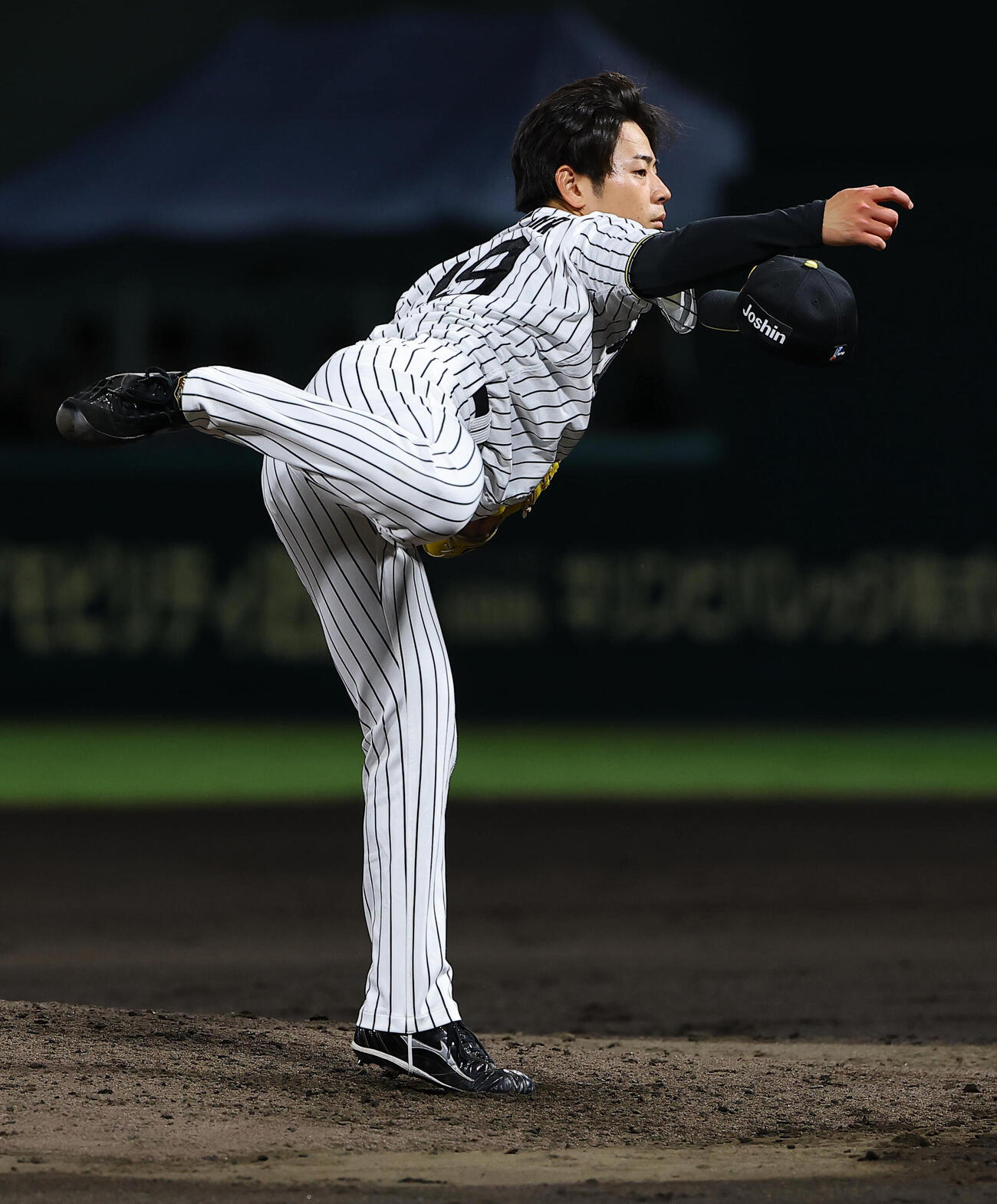 阪神対オリックス　帽子を飛ばしながら力投する下村海翔（撮影・上田博志）