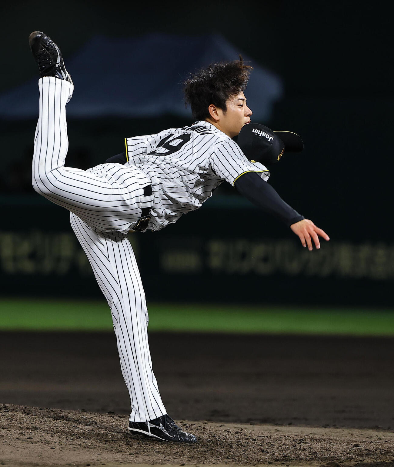 阪神対オリックス　帽子を飛ばしながら力投する下村海翔（撮影・上田博志）