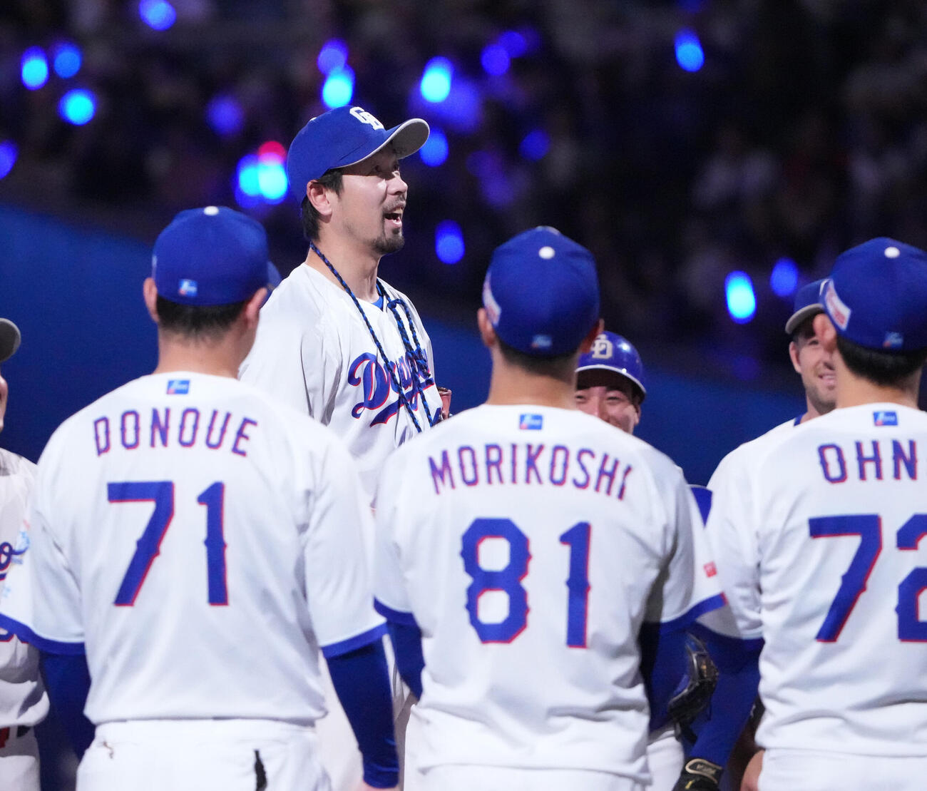 中日対広島　試合終了、円陣中央でナインに話をする阿部寿樹（撮影・森本幸一）