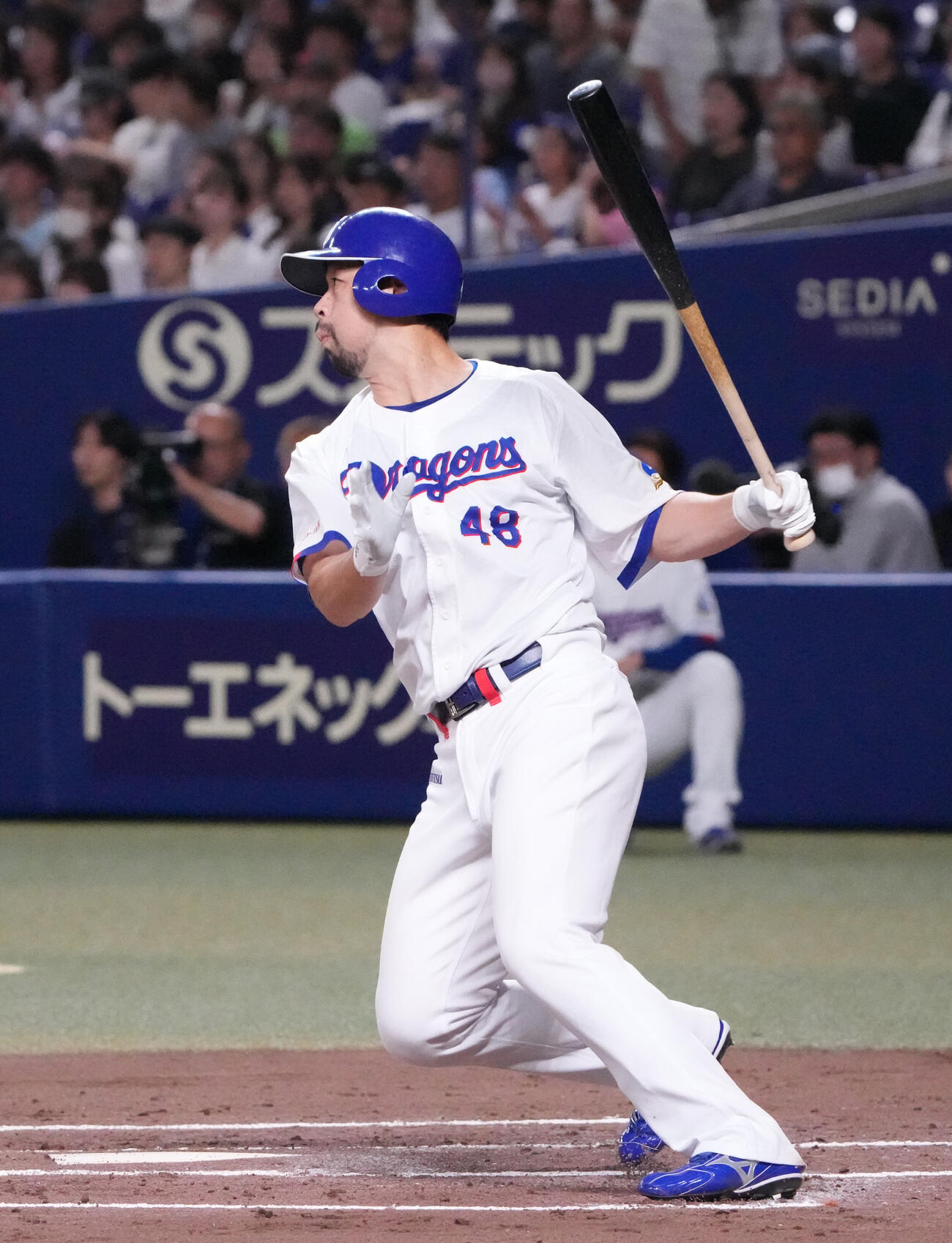 中日対広島　1回裏中日2死一、二塁、適時打を放つ阿部寿樹（撮影・森本幸一）