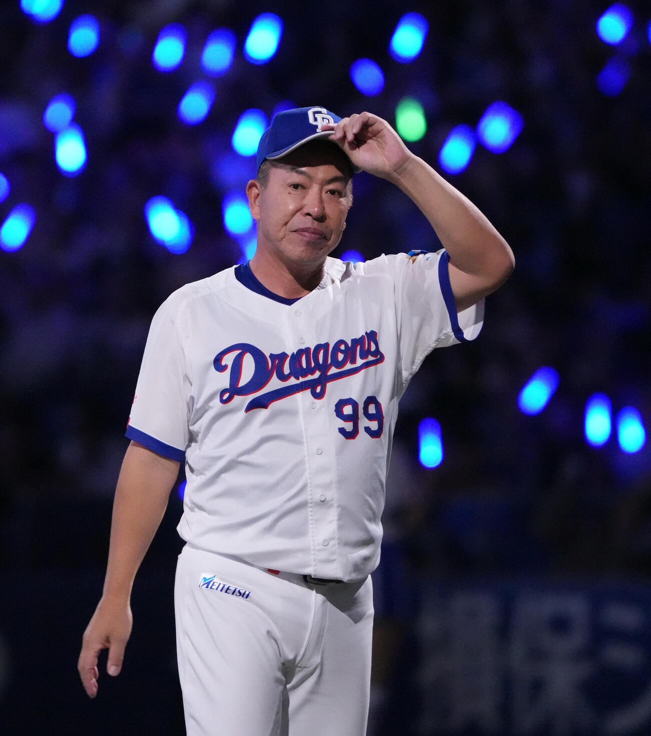 中日対広島　試合終了、スタンドの声援に応える井上一樹監督（撮影・森本幸一）