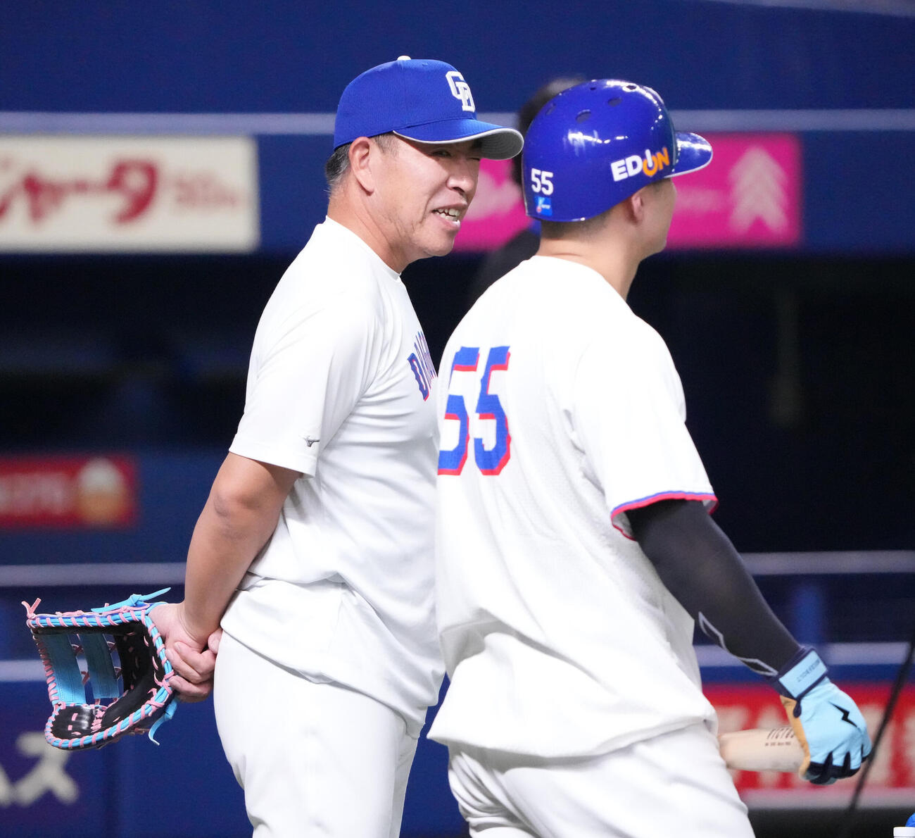 中日対広島　試合前、細川成也と言葉を交わす井上一樹監督（撮影・森本幸一）
