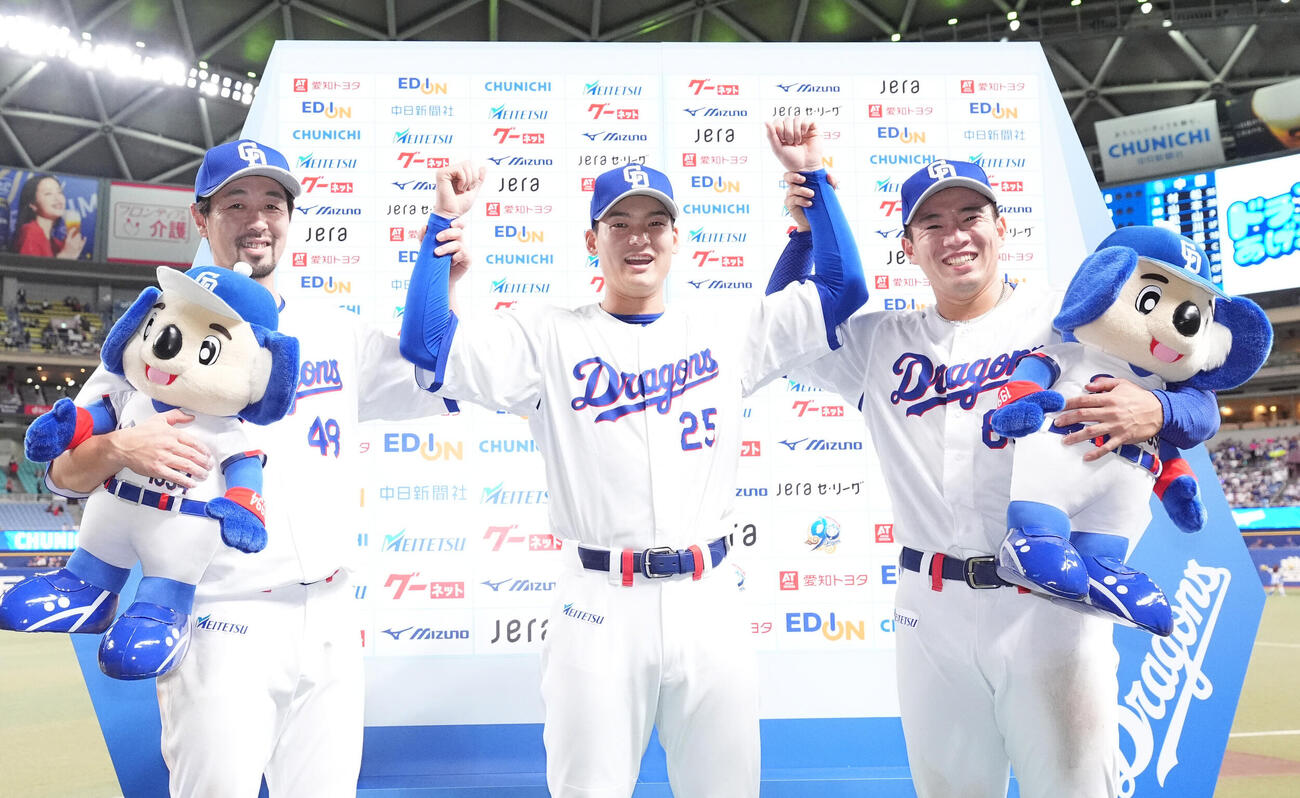 中日対広島　ヒーローインタビューを終えポーズを決める、左から阿部寿樹、石川昂弥、鵜飼航丞（撮影・森本幸一）