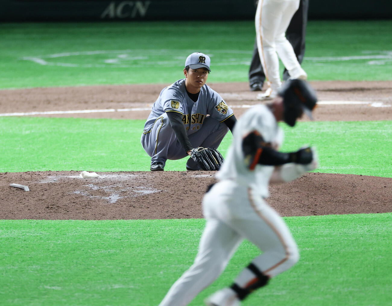 巨人対阪神　7回裏巨人2死一塁、トレイ・キャベッジに2点本塁打を浴びがっくりとする高橋遥人（撮影・増田悦実）＝2026年5月22日
