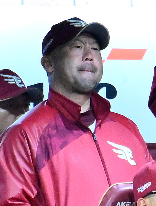 楽天対ロッテ　ベンチで厳しい表情の楽天三木肇監督（撮影・滝沢徹郎）