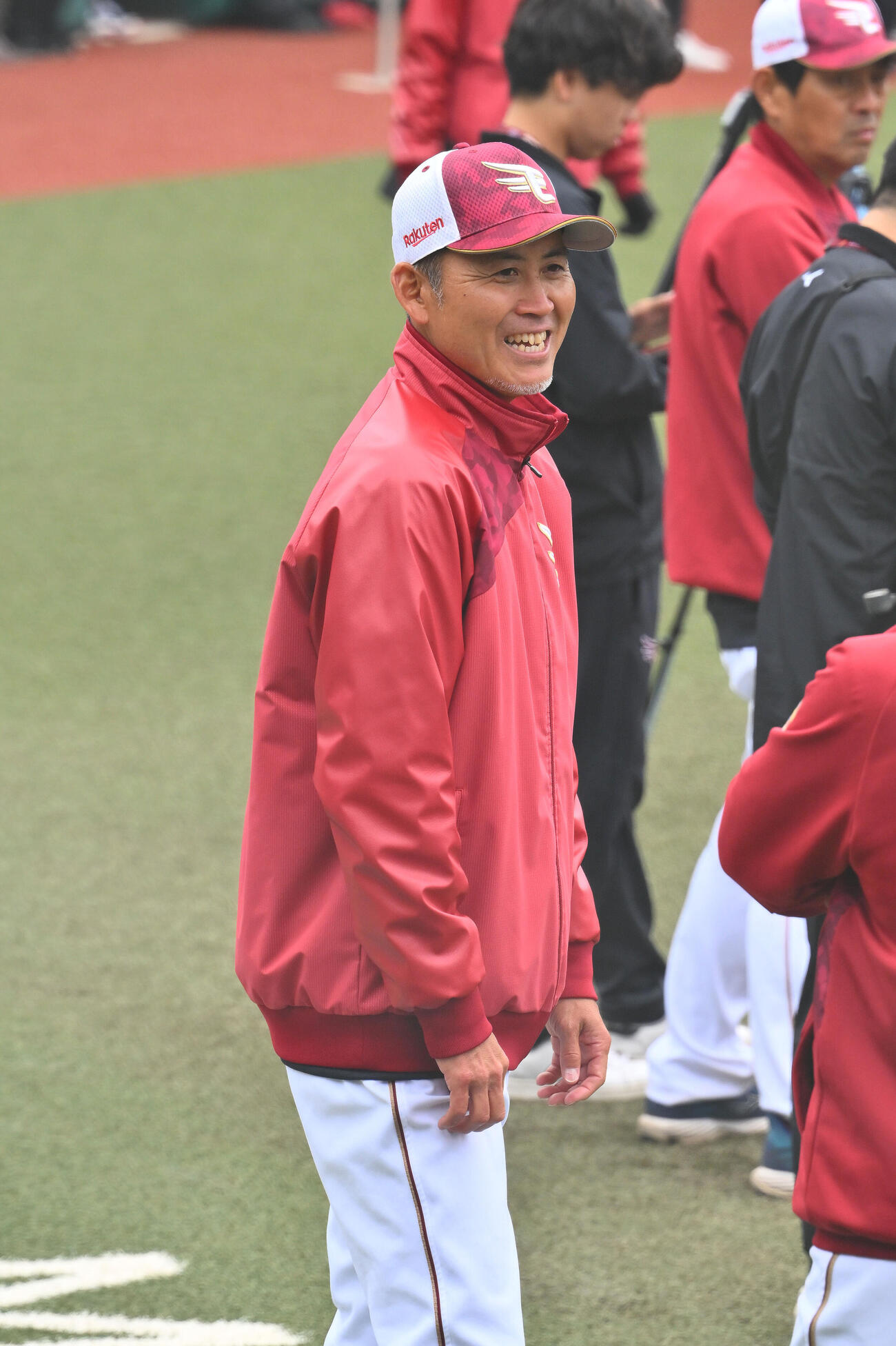 楽天対ロッテ　試合前練習を見守る楽天山下勝巳打撃コーチ（撮影・滝沢徹郎）