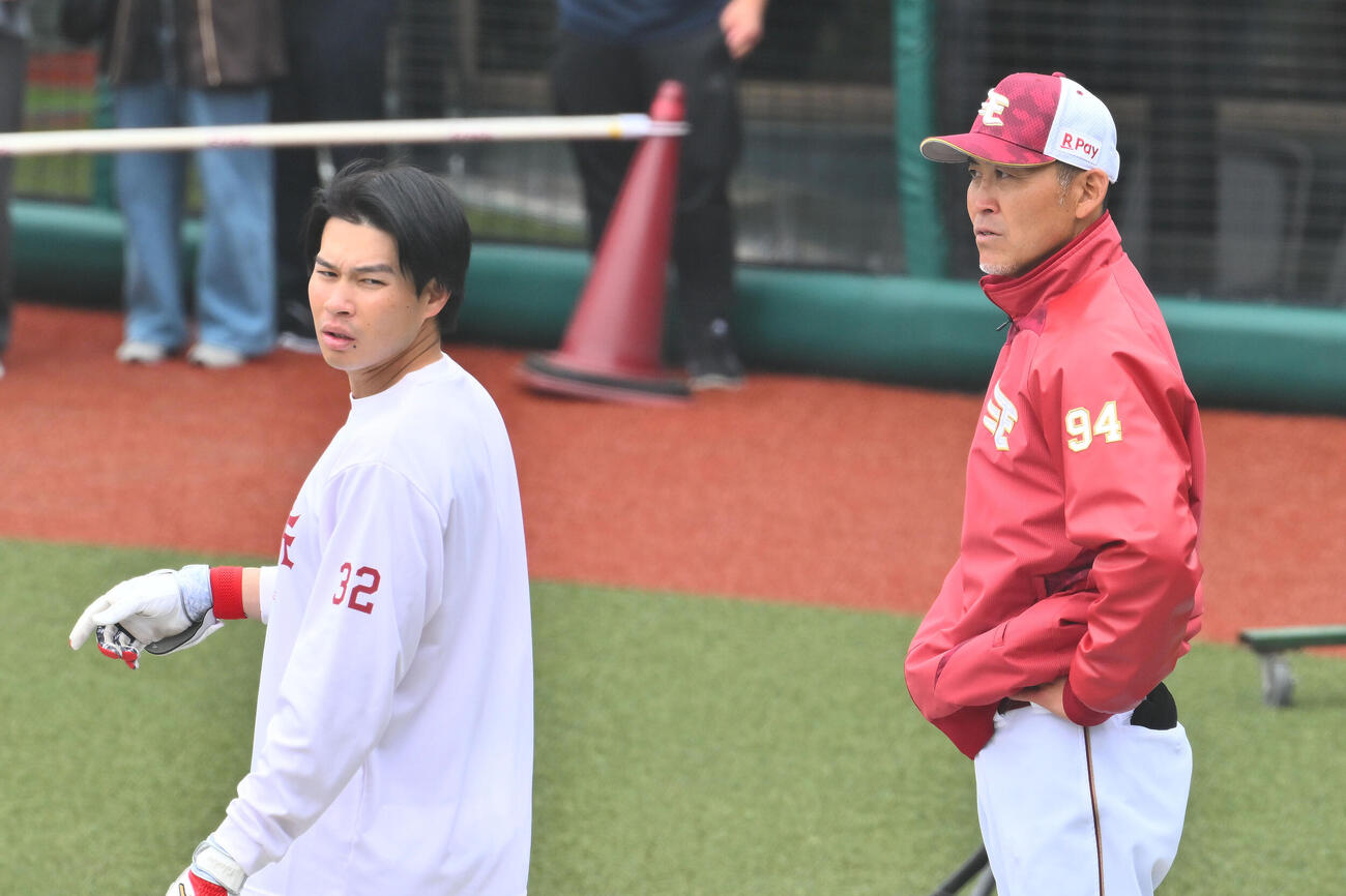 楽天対ロッテ　試合前練習で楽天山下勝巳打撃コーチ（右）は中島大輔と話す（撮影・滝沢徹郎）