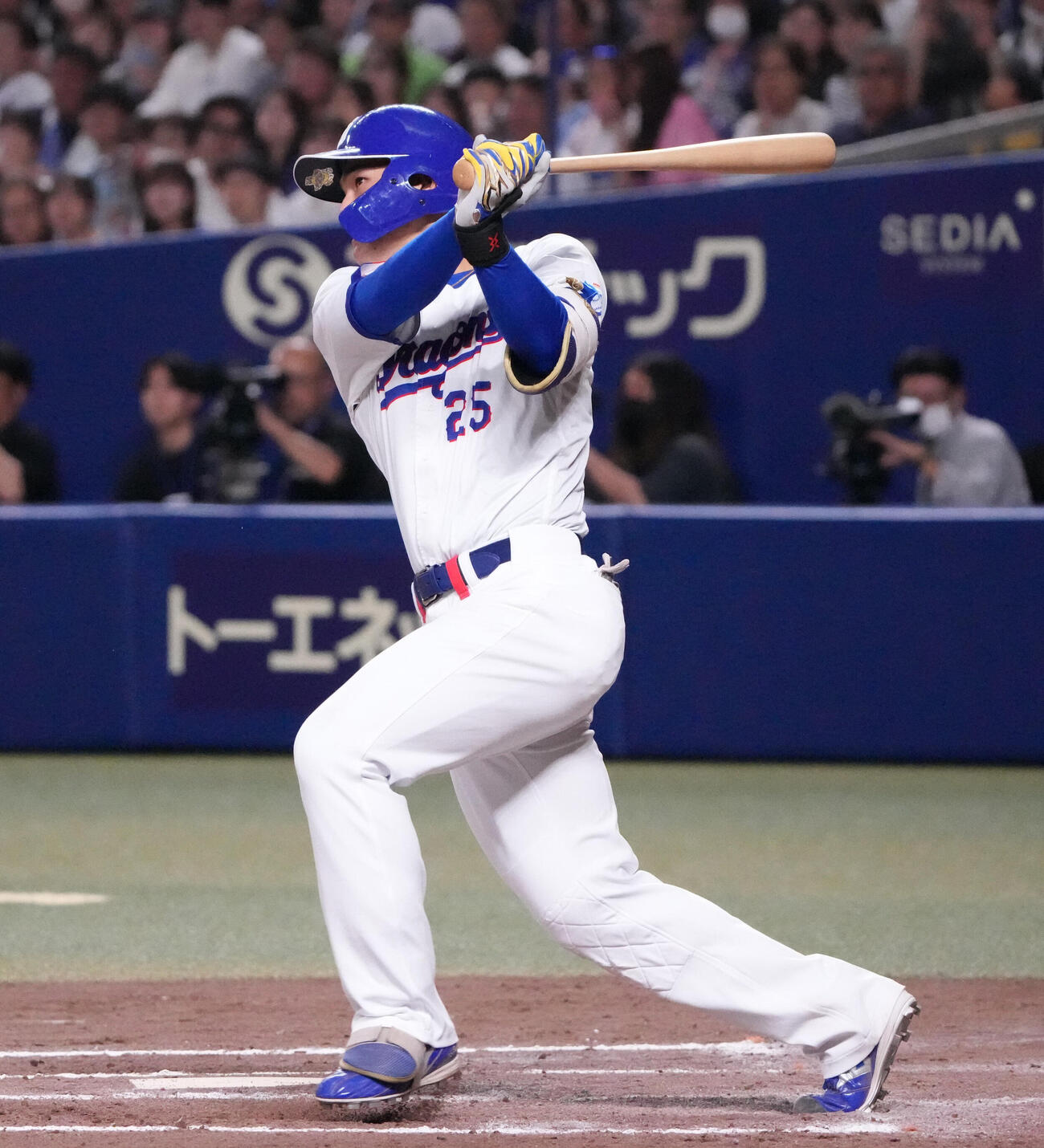 中日対広島　7回裏中日1死満塁、2点適時打を放つ石川昂弥（撮影・森本幸一）