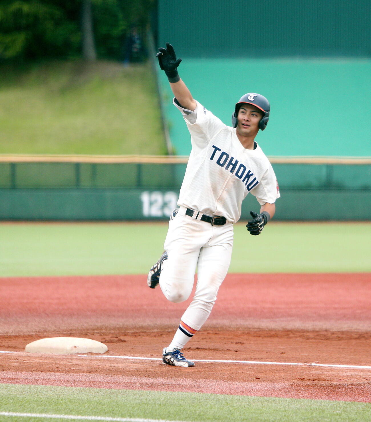 東北福祉大対東北学院大　8回1死一塁、右越え本塁打を放ち、ダイヤモンドを一周する東北福祉大・高岡新時