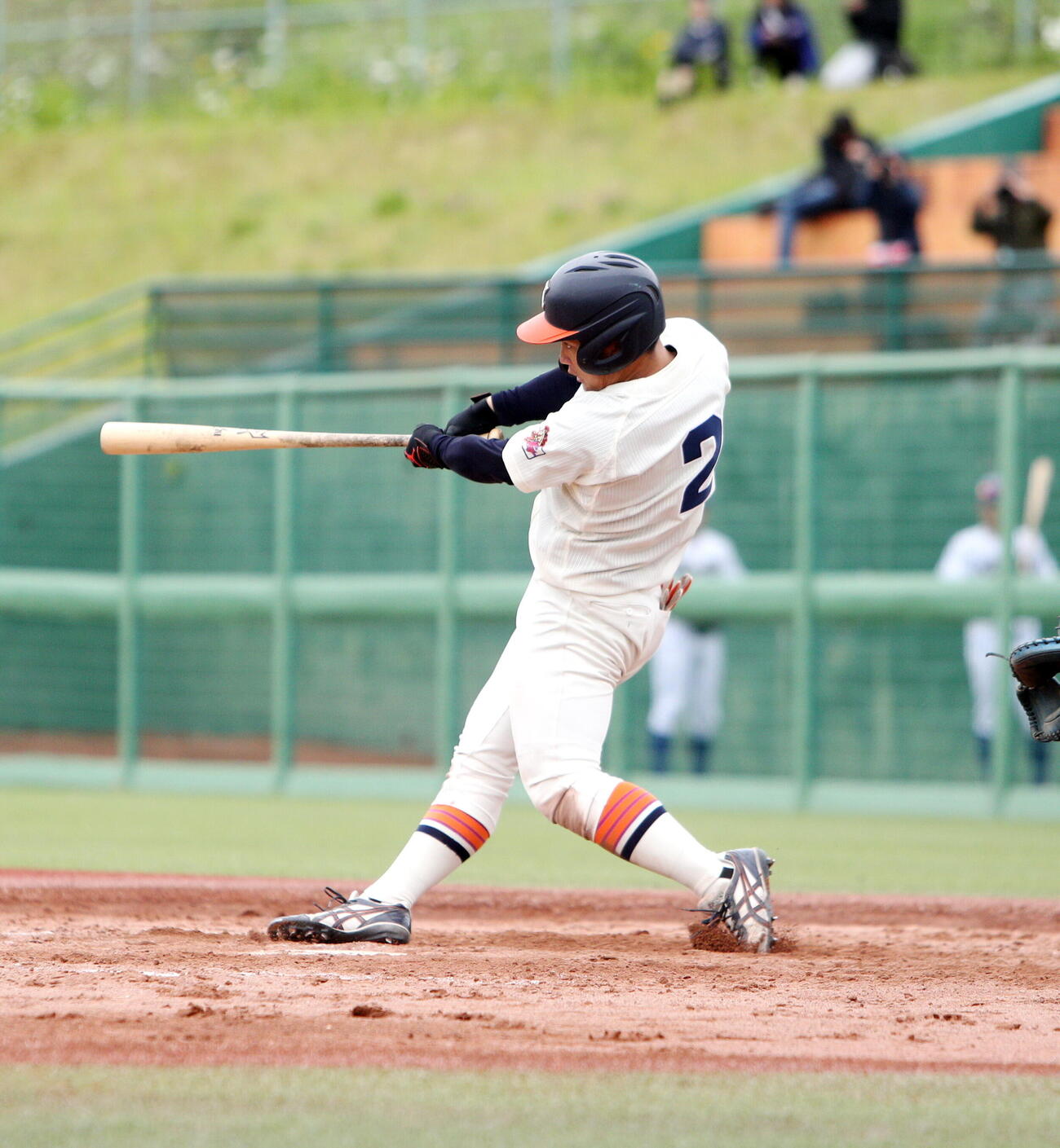 東北福祉大対東北学院大　3回表無死走者なし、中前打を放つ東北福祉大・多田羅浩大