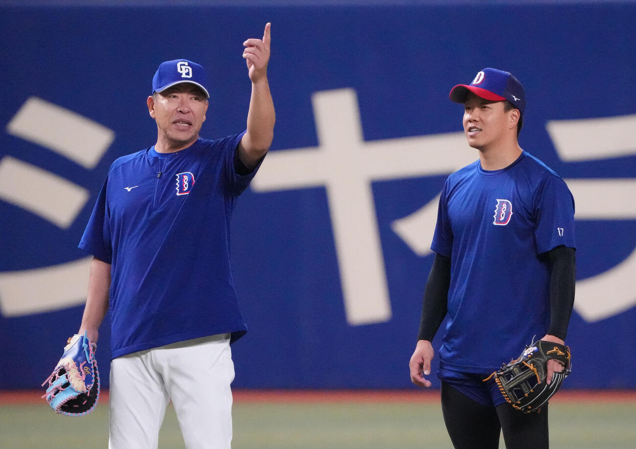 中日対広島　試合前、言葉を交わす井上一樹監督（左）と柳裕也（撮影・森本幸一）＝2026年5月23日