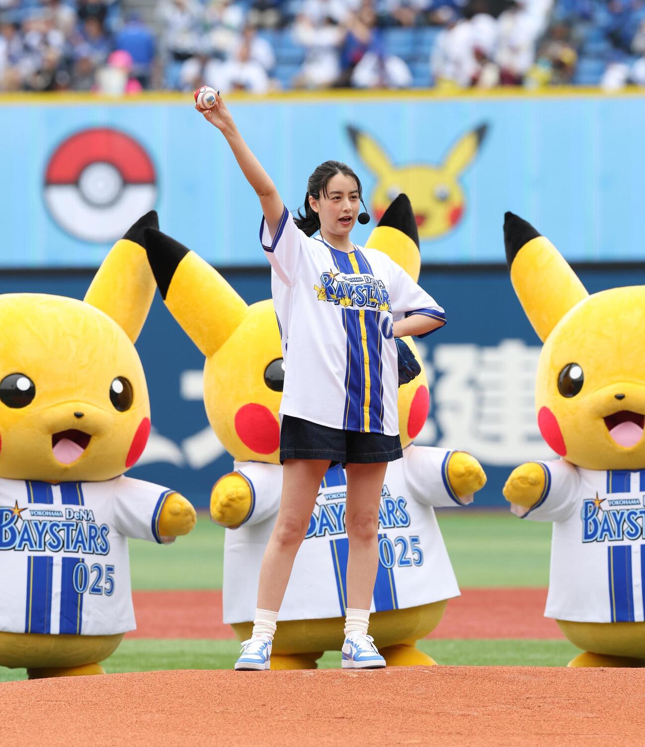 DeNA対ヤクルト　ファーストピッチセレモニーでピカチュウに囲まれ投球する山本美月（撮影・黒川智章）＝2026年5月23日