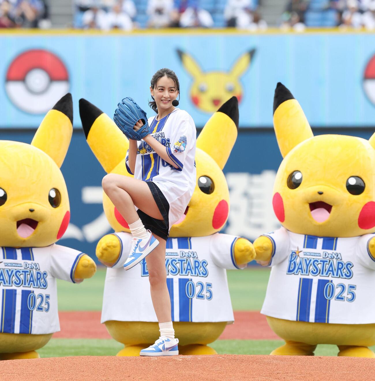 DeNA対ヤクルト　ファーストピッチセレモニーでピカチュウに囲まれ投球する山本美月（撮影・黒川智章）＝2026年5月23日