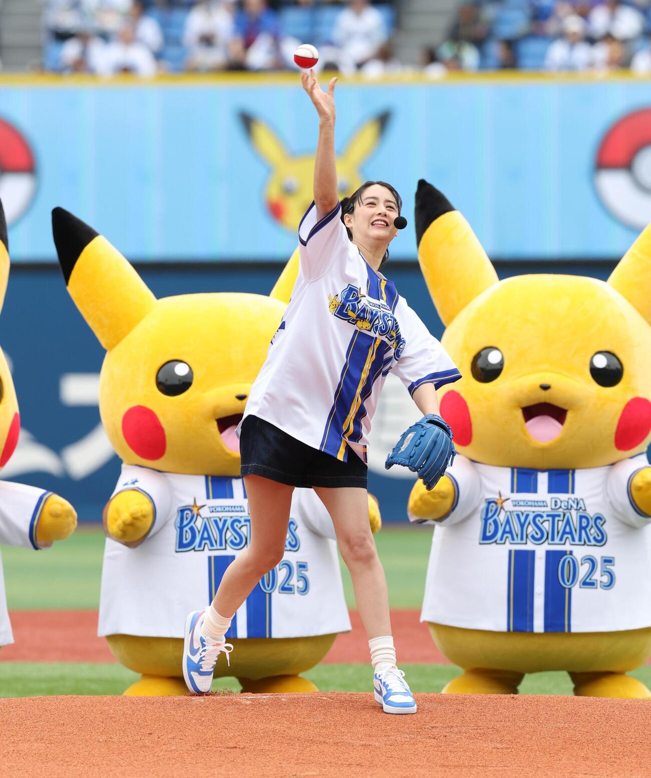 DeNA対ヤクルト　ファーストピッチセレモニーでピカチュウに囲まれ投球する山本美月（撮影・黒川智章）＝2026年5月23日