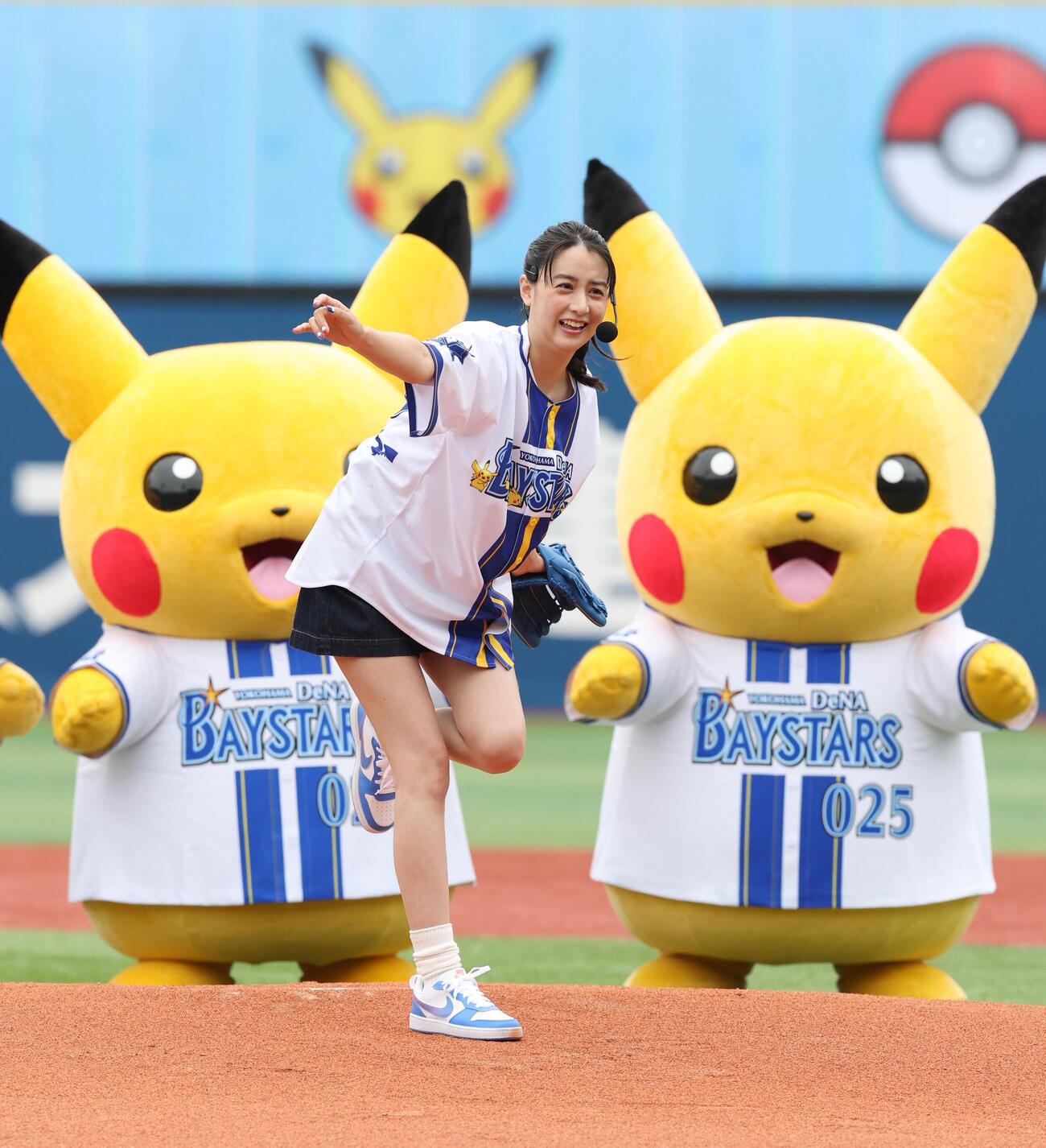 DeNA対ヤクルト　ファーストピッチセレモニーでピカチュウに囲まれ投球する山本美月（撮影・黒川智章）＝2026年5月23日