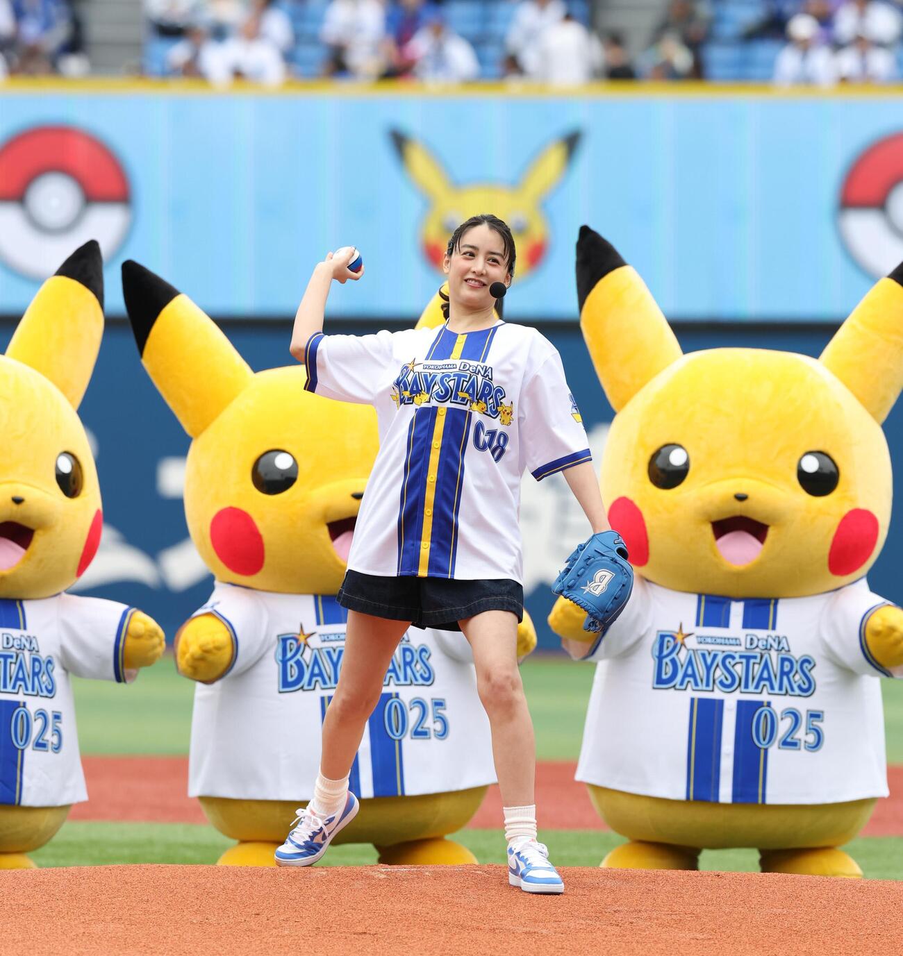 DeNA対ヤクルト　ファーストピッチセレモニーでピカチュウに囲まれ投球する山本美月（撮影・黒川智章）＝2026年5月23日