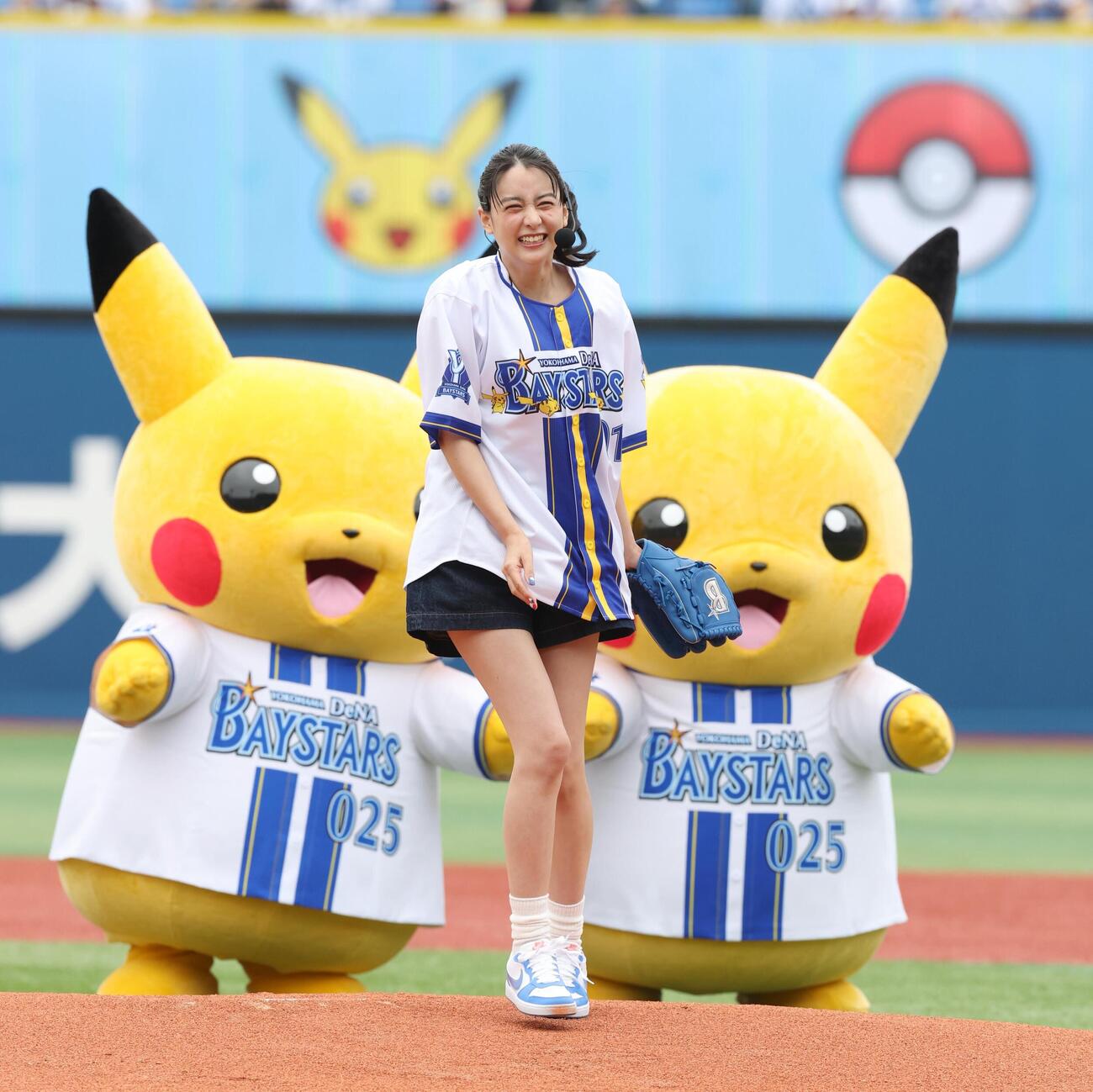DeNA対ヤクルト　ファーストピッチセレモニーでピカチュウに囲まれ投球する山本美月（撮影・黒川智章）＝2026年5月23日
