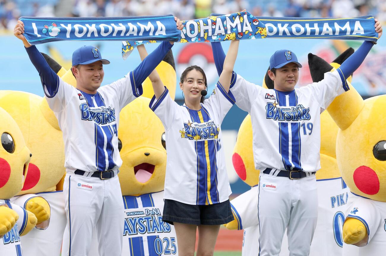 DeNA対ヤクルト　ファーストピッチセレモニー後、記念撮影する左から山下裕太郎、山本美月、山崎康晃（撮影・黒川智章）＝2026年5月23日