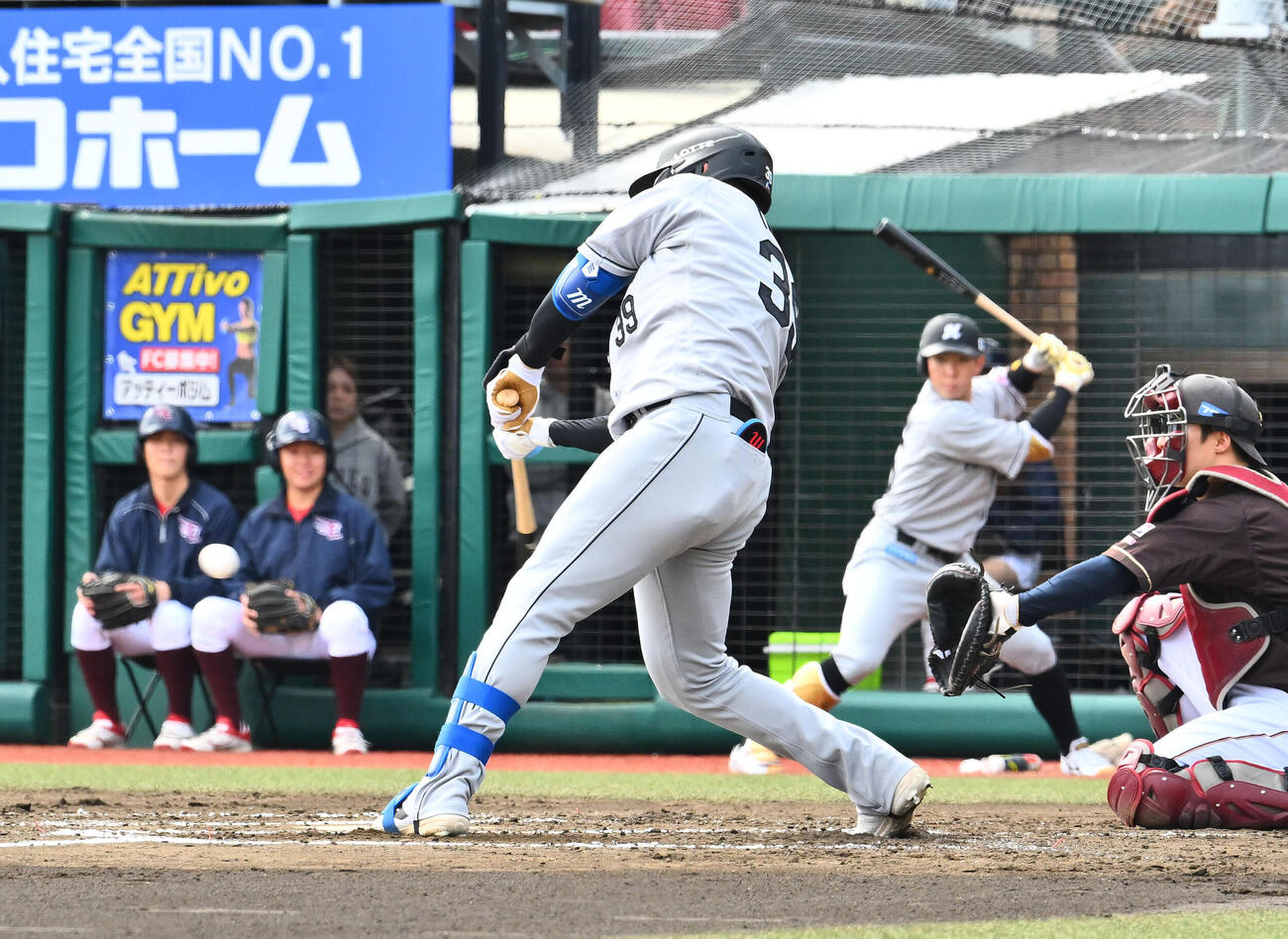 楽天対ロッテ　3回表ロッテ無死、井上広大は右中間へソロ本塁打を放つ（撮影・滝沢徹郎）