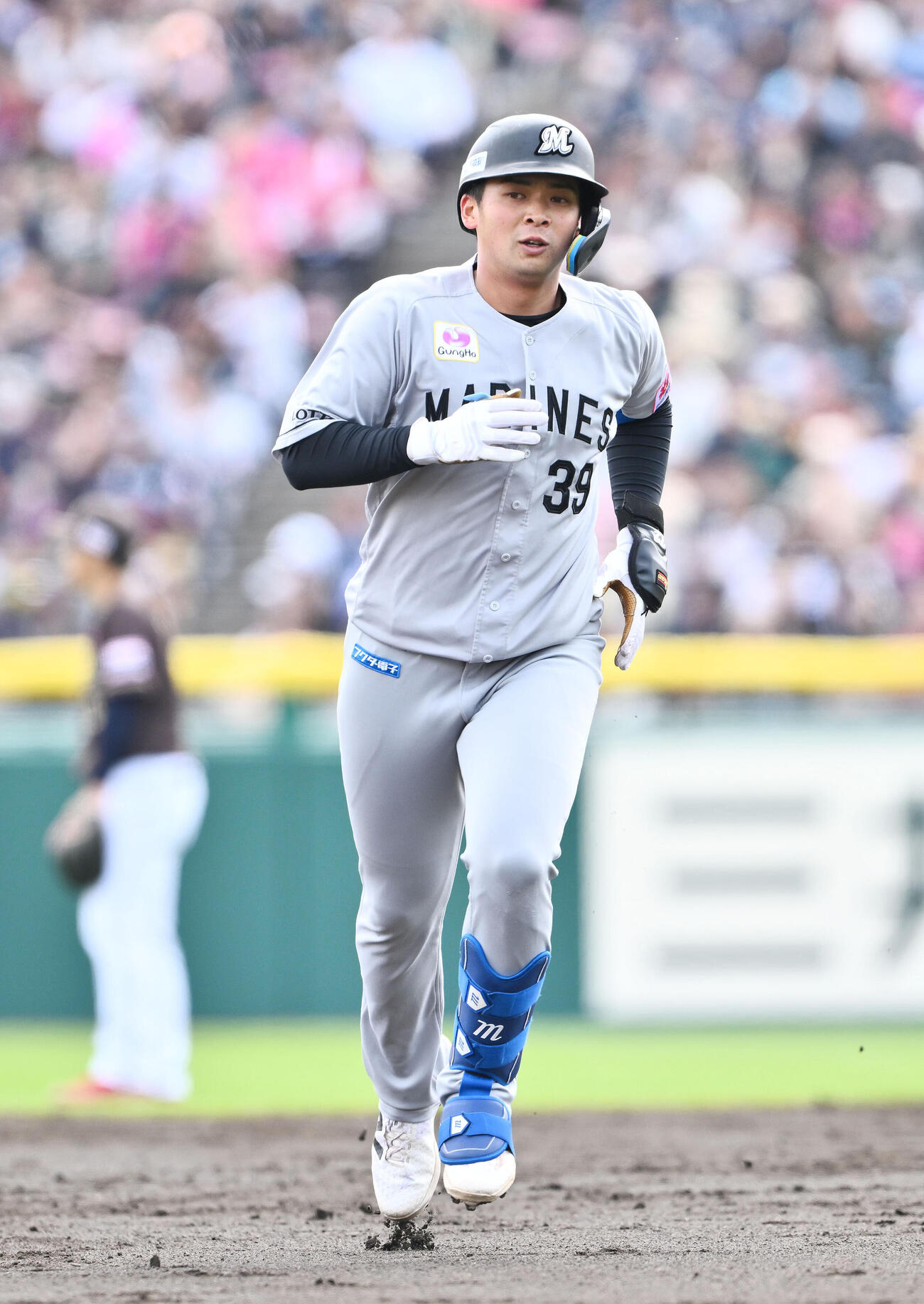 楽天対ロッテ　3回表ロッテ無死、井上広大は右中間へソロ本塁打を放ちダイヤモンドを1周する（撮影・滝沢徹郎）