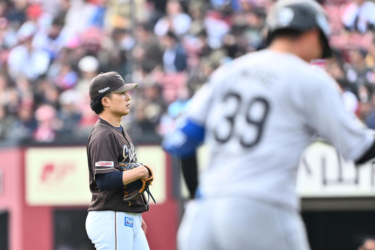 楽天対ロッテ　3回表ロッテ無死、井上広大（手前）にソロ本塁打を許す早川隆久（撮影・滝沢徹郎）