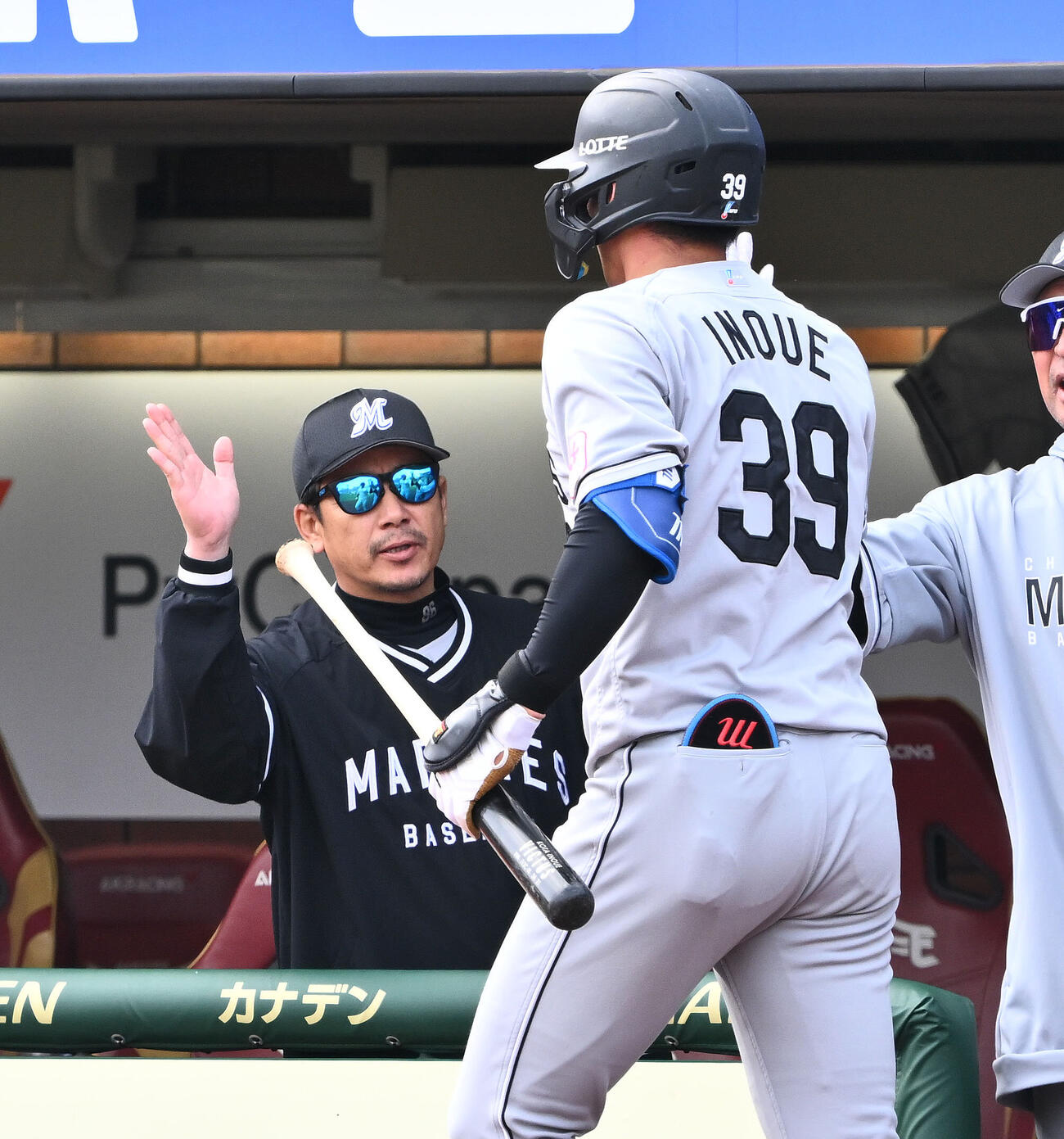 楽天対ロッテ　3回表ロッテ無死、ソロ本塁打を放った井上広大（手前）を迎えるサブロー監督（撮影・滝沢徹郎）