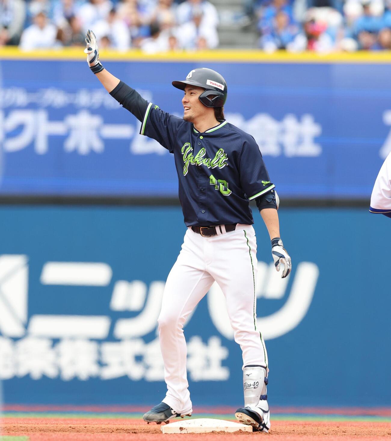 DeNA対ヤクルト　1回表ヤクルト2死一、二塁、2点適時二塁打を放ちポーズをとる高梨裕稔（撮影・黒川智章）