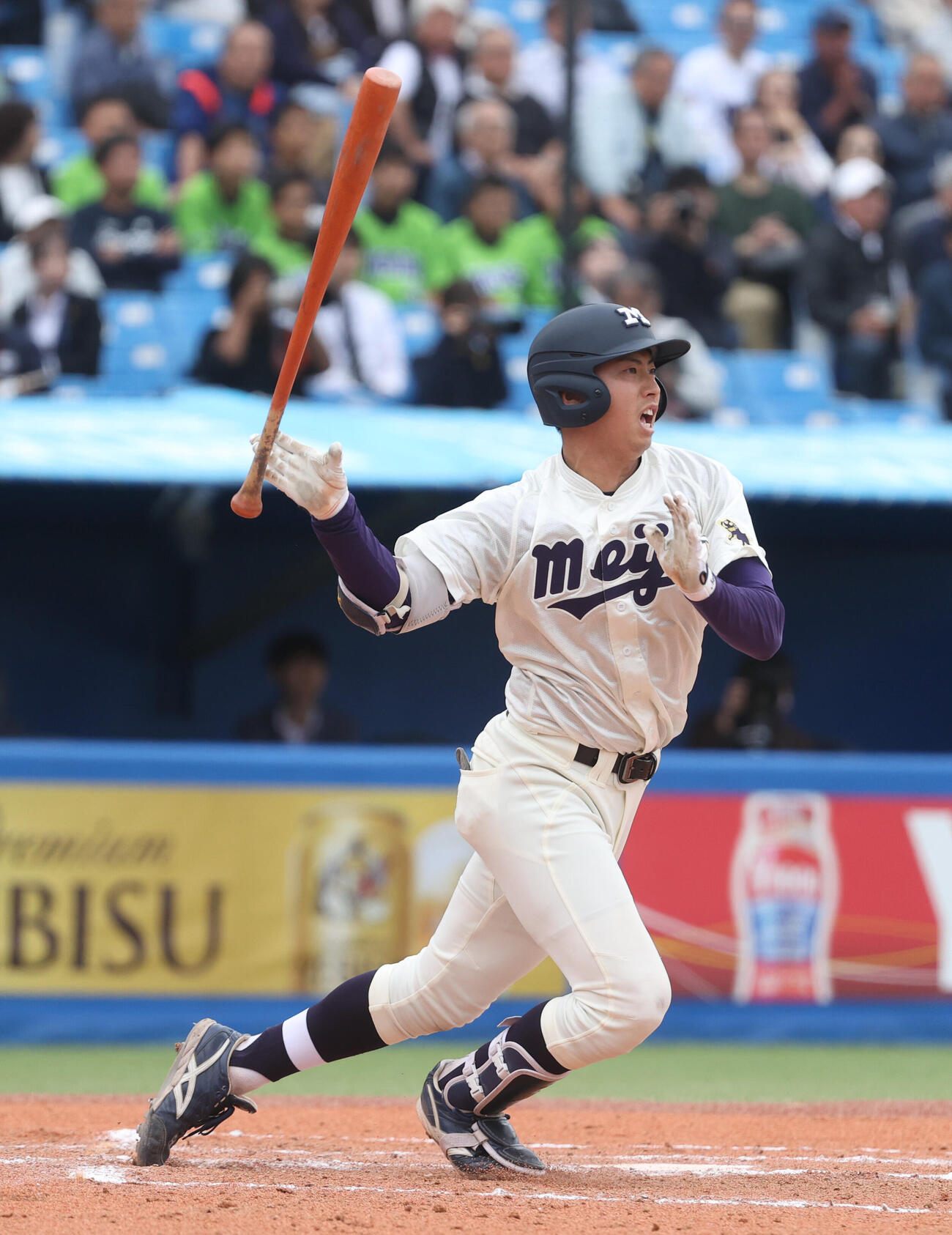 6大学野球　明大対法大　延長11回表明大2死一塁、光弘帆高は適時二塁打を放つ（撮影・柴田隆二）