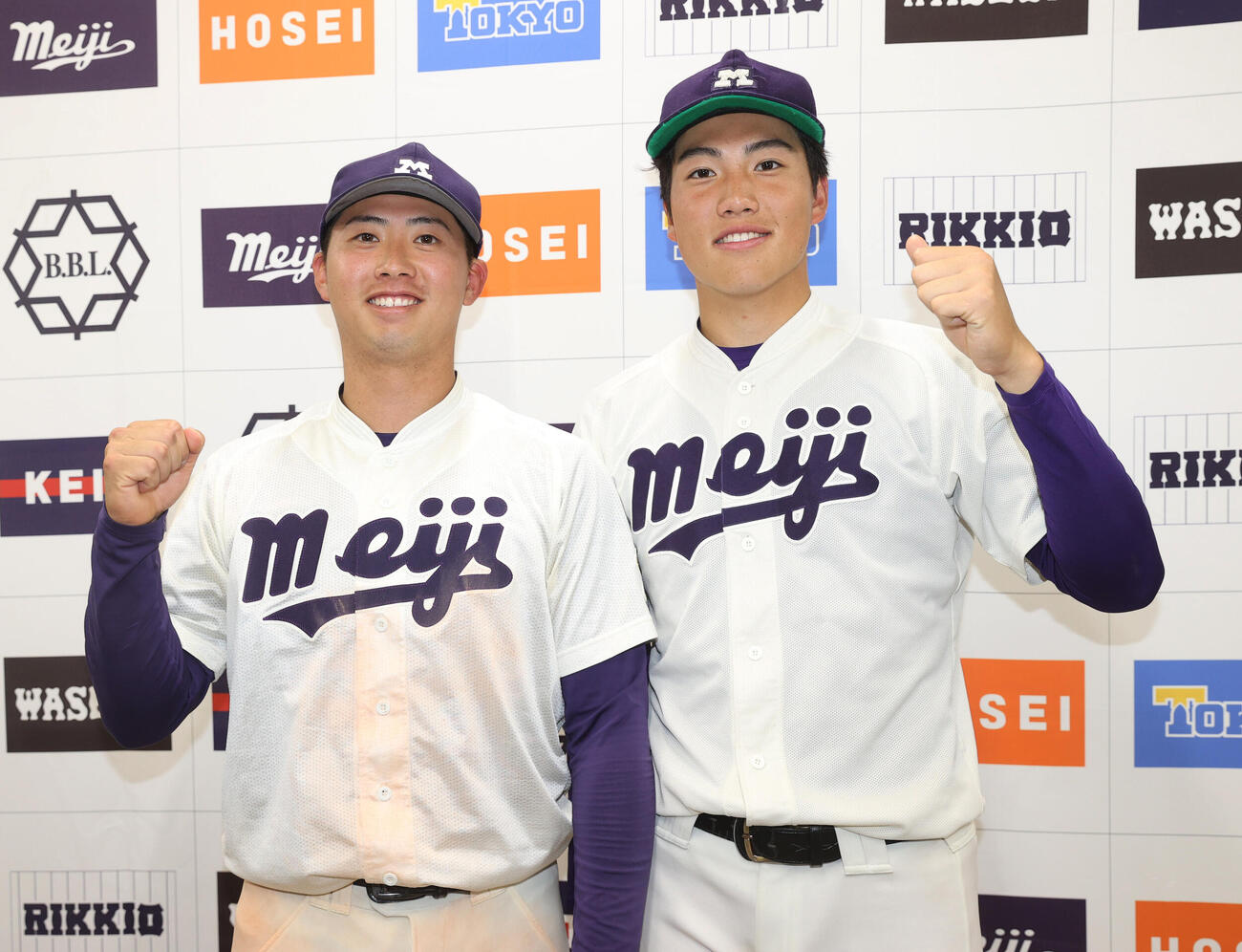 6大学野球　明大対法大　勝利した明大・光弘帆高（左）と平嶋桂知はガッツポーズする（撮影・柴田隆二）