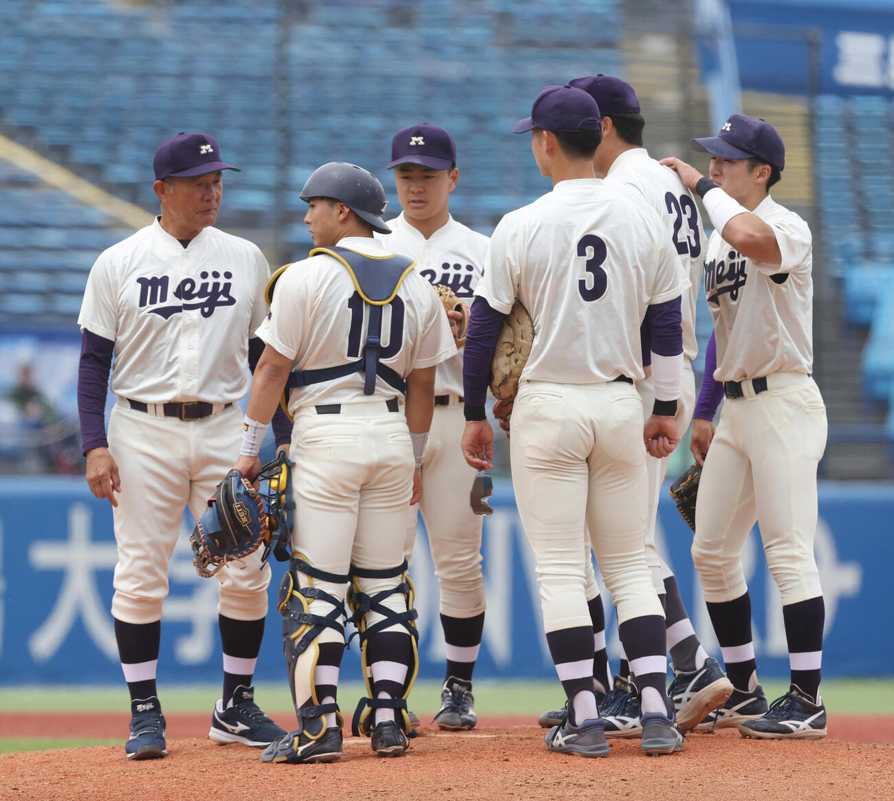 6大学野球　明大対法大　7回のピンチにマウンドに行く明大・戸塚俊美監督（左端）とナイン（撮影・柴田隆二）