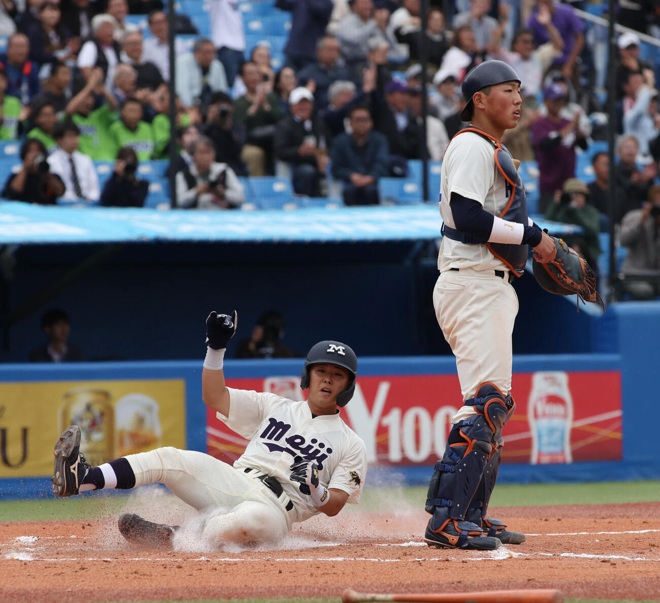 6大学野球　明大対法大　延長11回表明大2死一塁、光弘帆高の適時二塁打で一塁走者福原聖矢が生還する。法大・井上和輝捕手（撮影・柴田隆二）