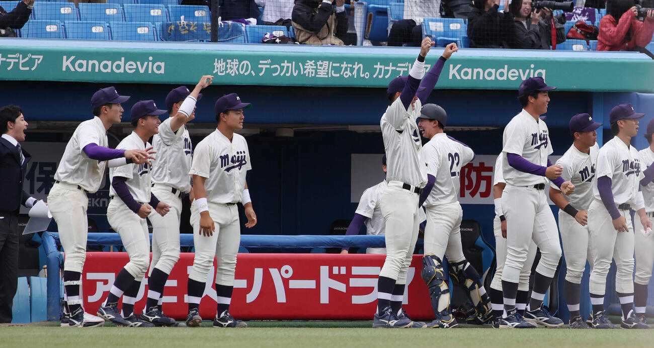 6大学野球　明大対法大　延長11回表明大2死一塁、光弘帆高の適時二塁打に喜ぶ明大ナイン（撮影・柴田隆二）
