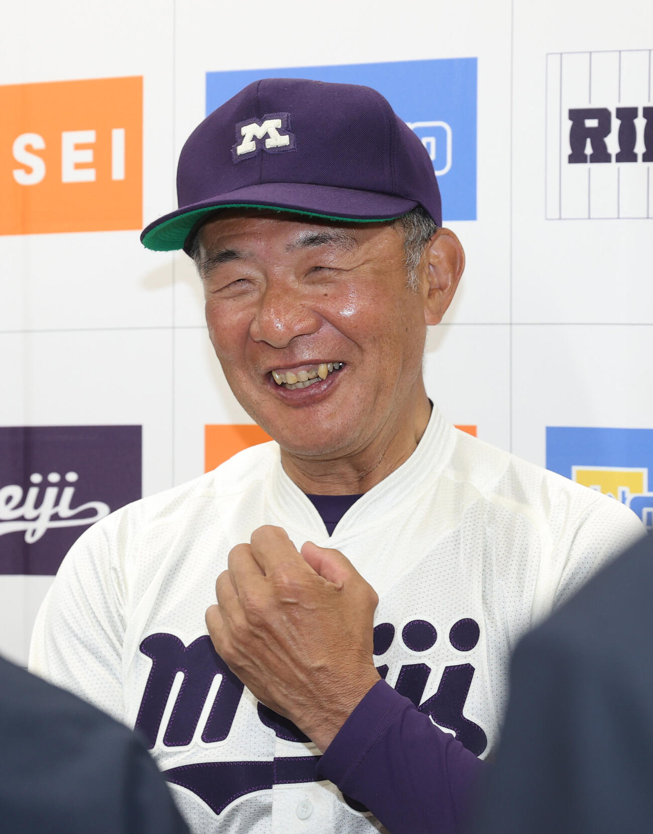 6大学野球　明大対法大　勝利した明大・戸塚俊美監督は笑顔を見せる（撮影・柴田隆二）