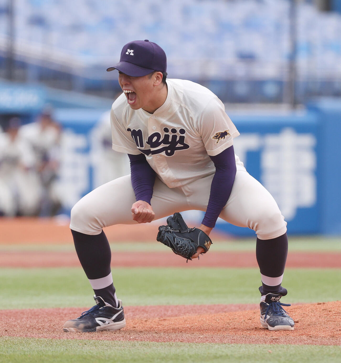 6大学野球　明大対法大　勝利した明大・松本直はガッツポーズする（撮影・柴田隆二）