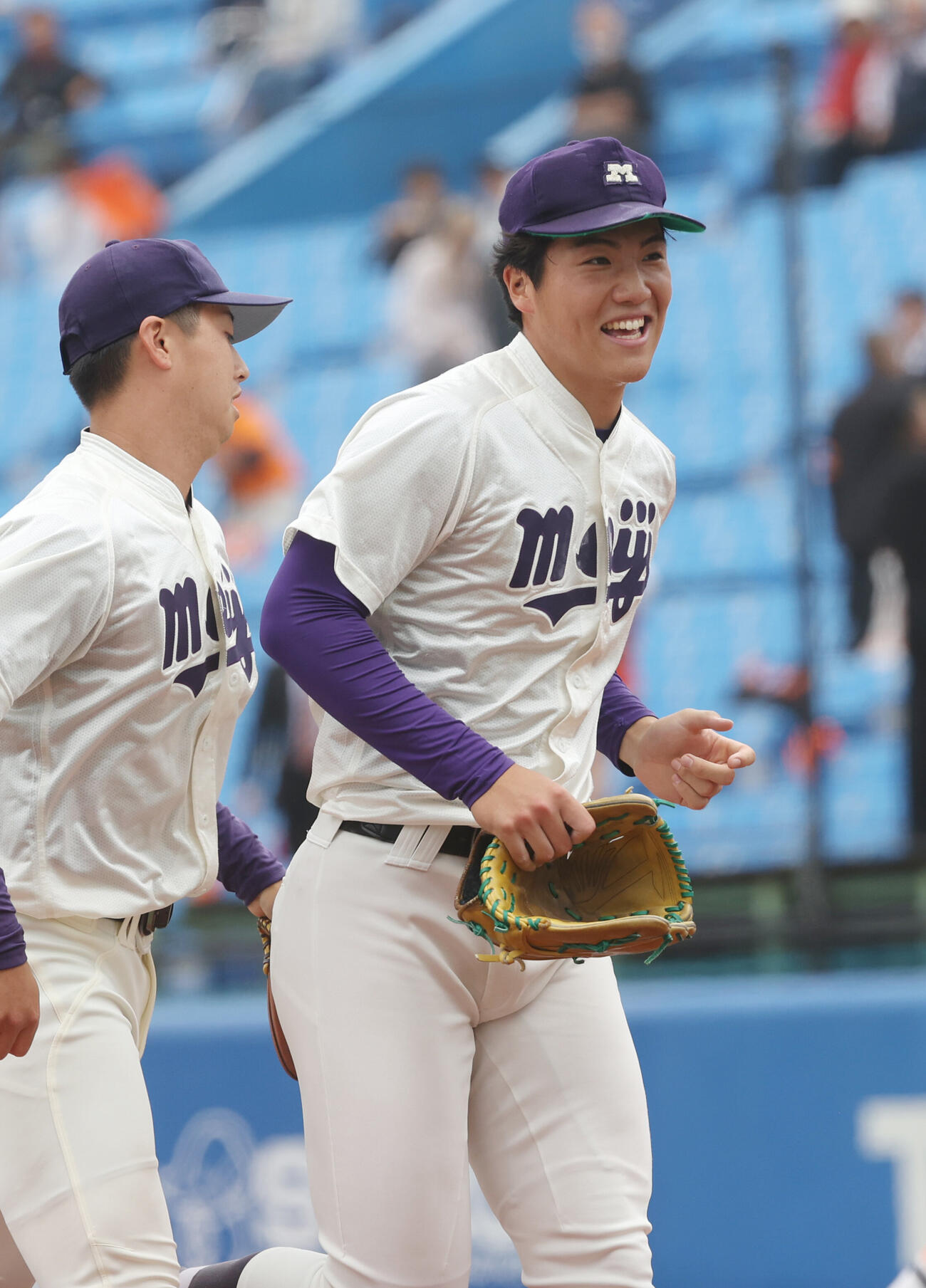 6大学野球　明大対法大　笑顔を見せる明大・平嶋桂知（右）（撮影・柴田隆二）