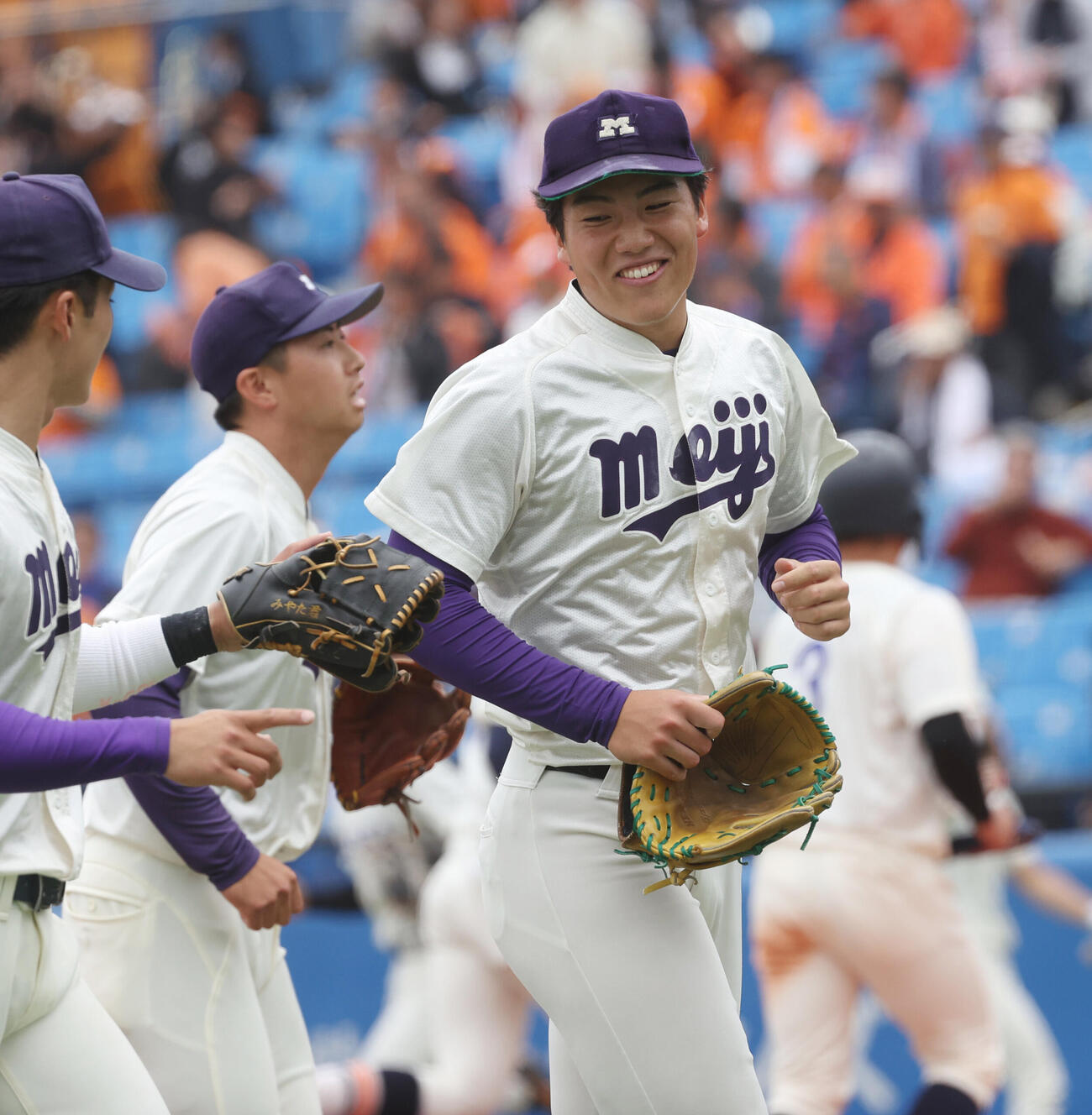6大学野球　明大対法大　笑顔を見せる明大・平嶋桂知（右）（撮影・柴田隆二）