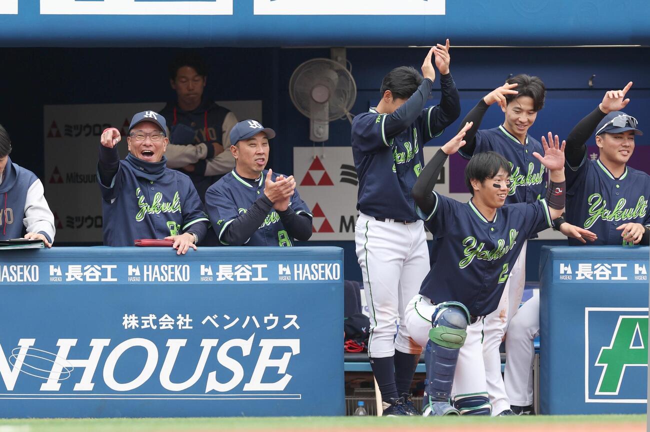 DeNA対ヤクルト　1回表に6得点し盛り上がるヤクルトベンチ。左端は池山隆寛監督（撮影・黒川智章）