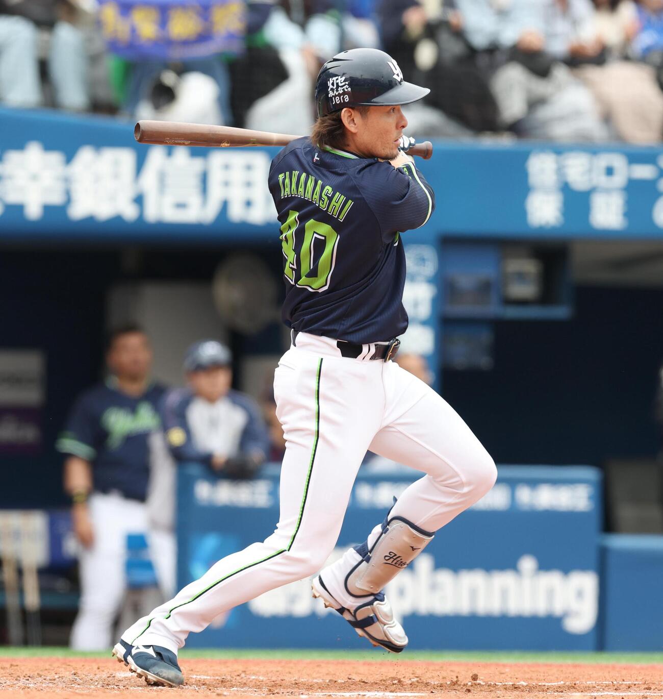 DeNA対ヤクルト　1回表ヤクルト2死一、二塁、2点適時二塁打を放つ高梨裕稔（撮影・黒川智章）