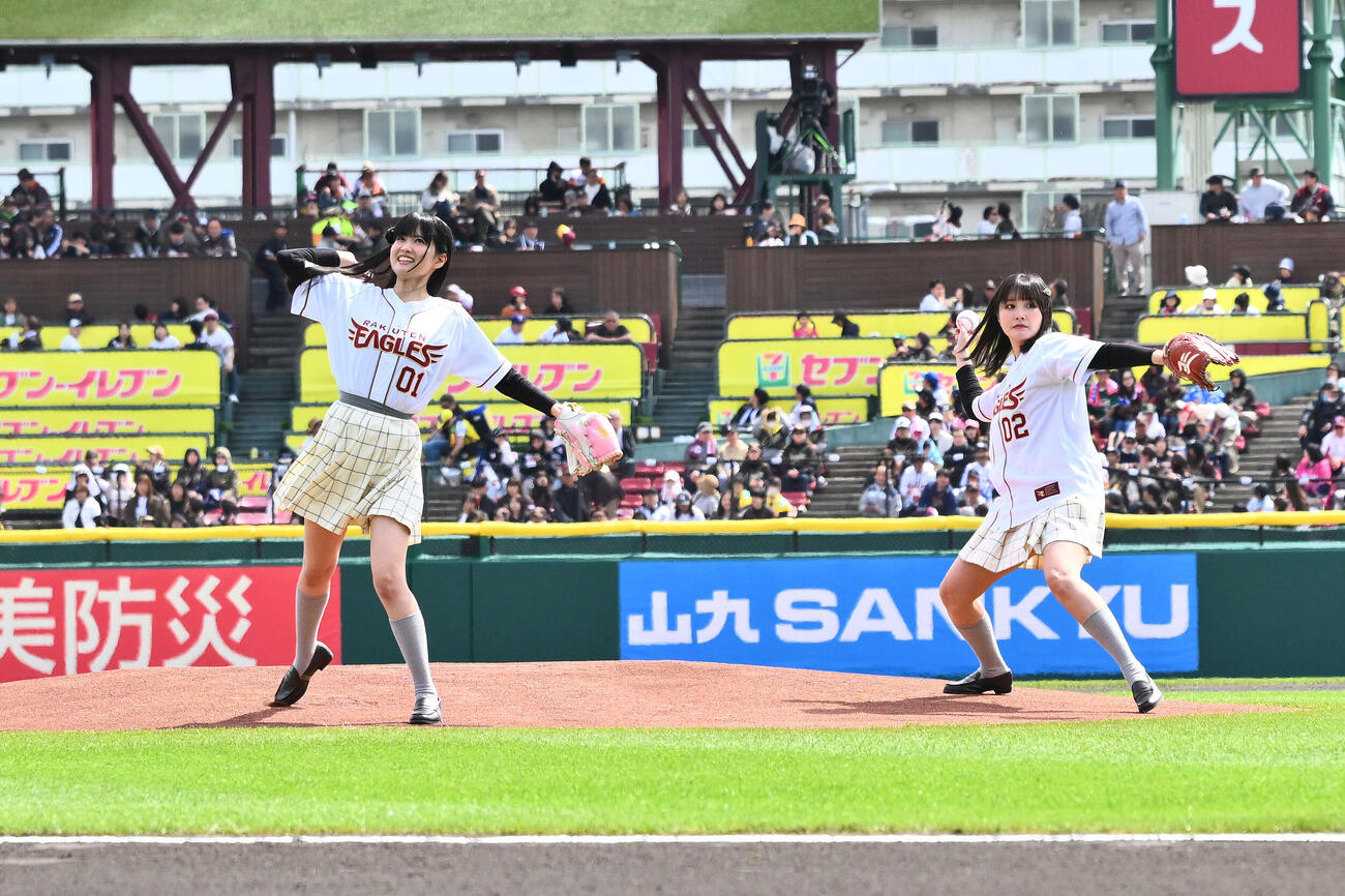 楽天対ロッテ　セレモニアルピッチする大西亜玖璃（左）と相良茉優（撮影・滝沢徹郎）