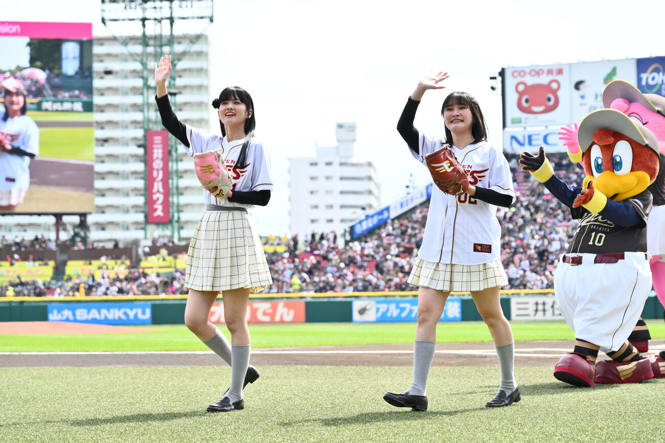 楽天対ロッテ　セレモニアルピッチを終え手を振る大西亜玖璃（左）と相良茉優（撮影・滝沢徹郎）
