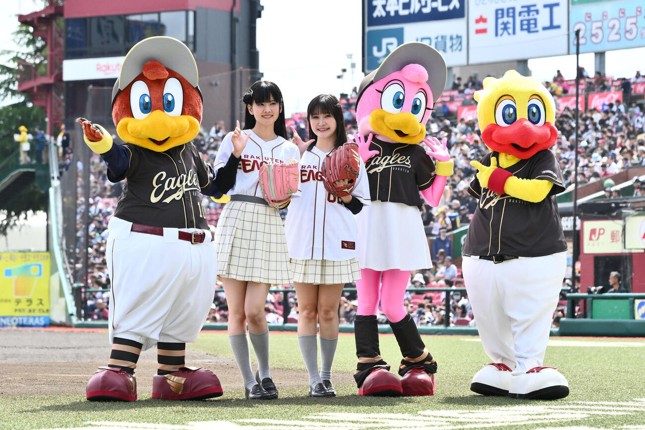 楽天対ロッテ　セレモニアルピッチを終え記念撮影する大西亜玖璃（左）と相良茉優（撮影・滝沢徹郎）