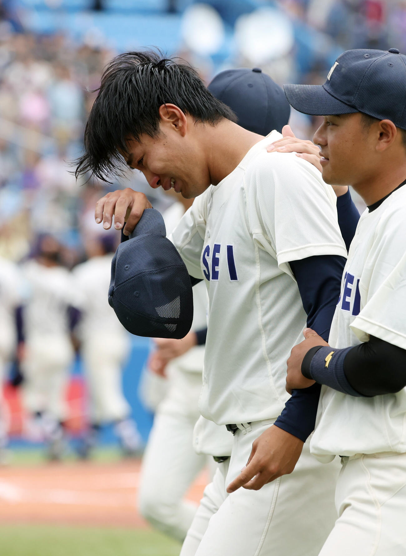 6大学野球　明大対法大　延長11回を投げ抜き敗れた法大・助川太志は涙を流す（撮影・柴田隆二）