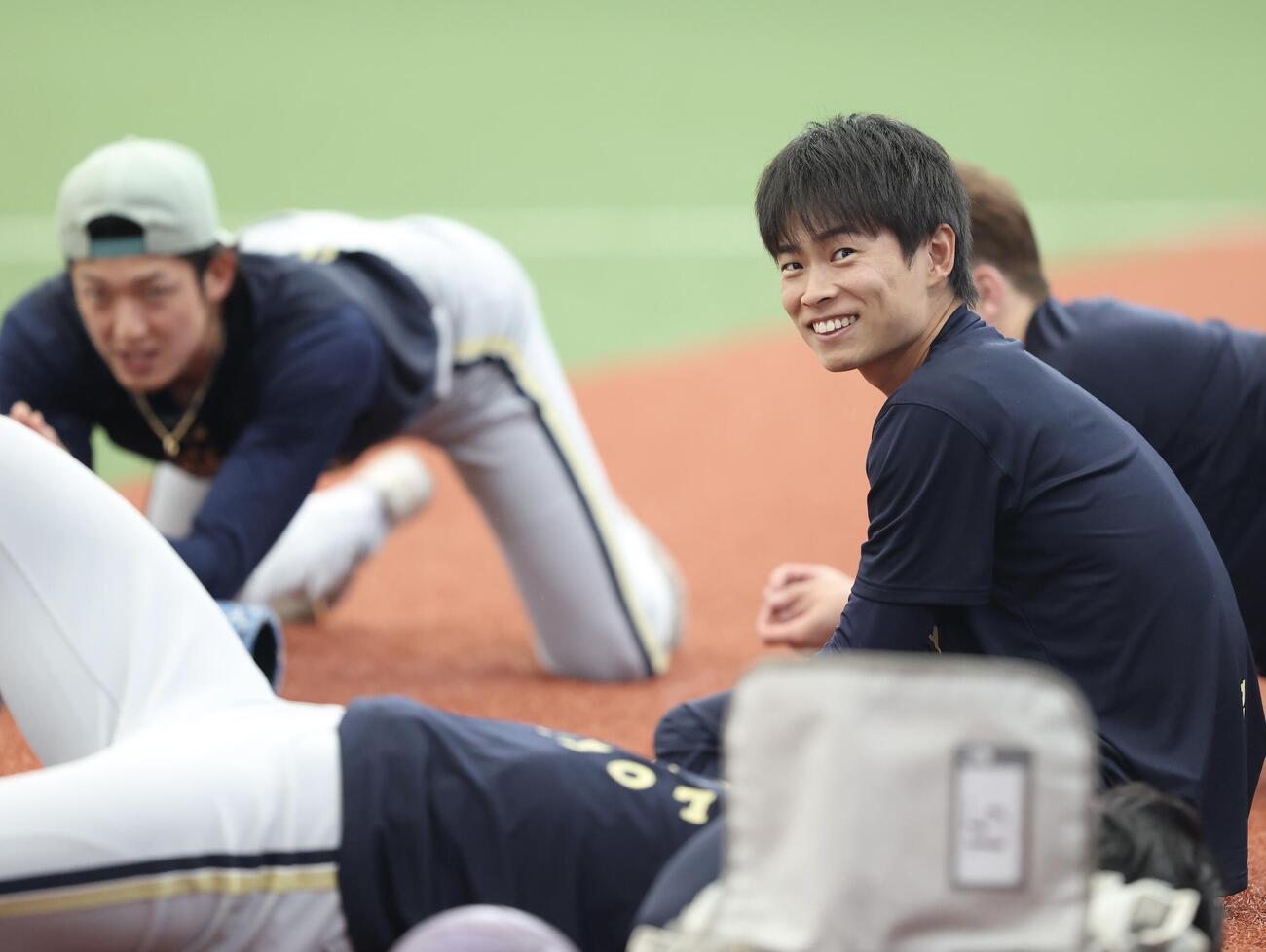 西武対オリックス　試合前、笑顔を見せるオリックス山岡泰輔（撮影・河田真司）