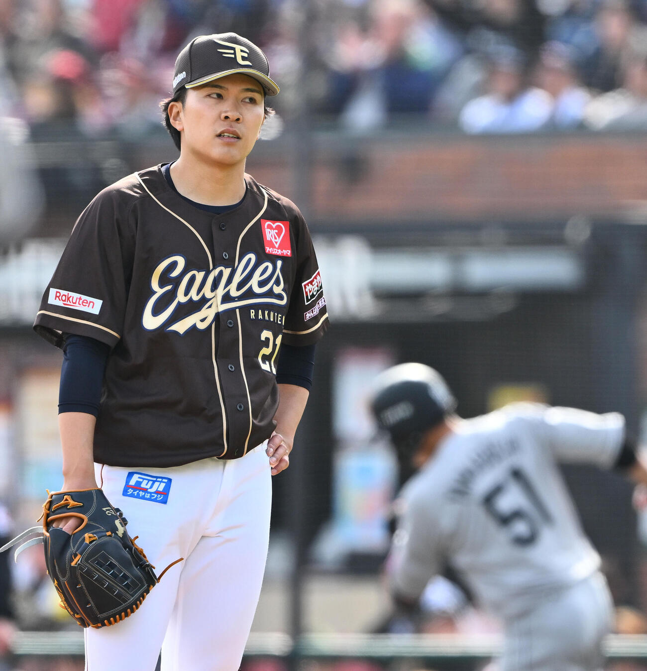 楽天対ロッテ　6回表ロッテ2死、山口航輝（後方）にソロ本塁打を許す早川隆久（撮影・滝沢徹郎）